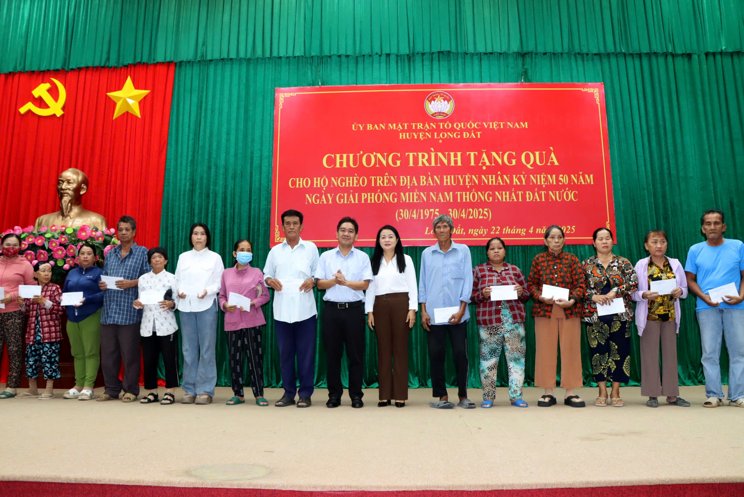 Lãnh đạo huyện Long Đất trao quà cho các hộ gia đình nghèo, hộ khó khăn.