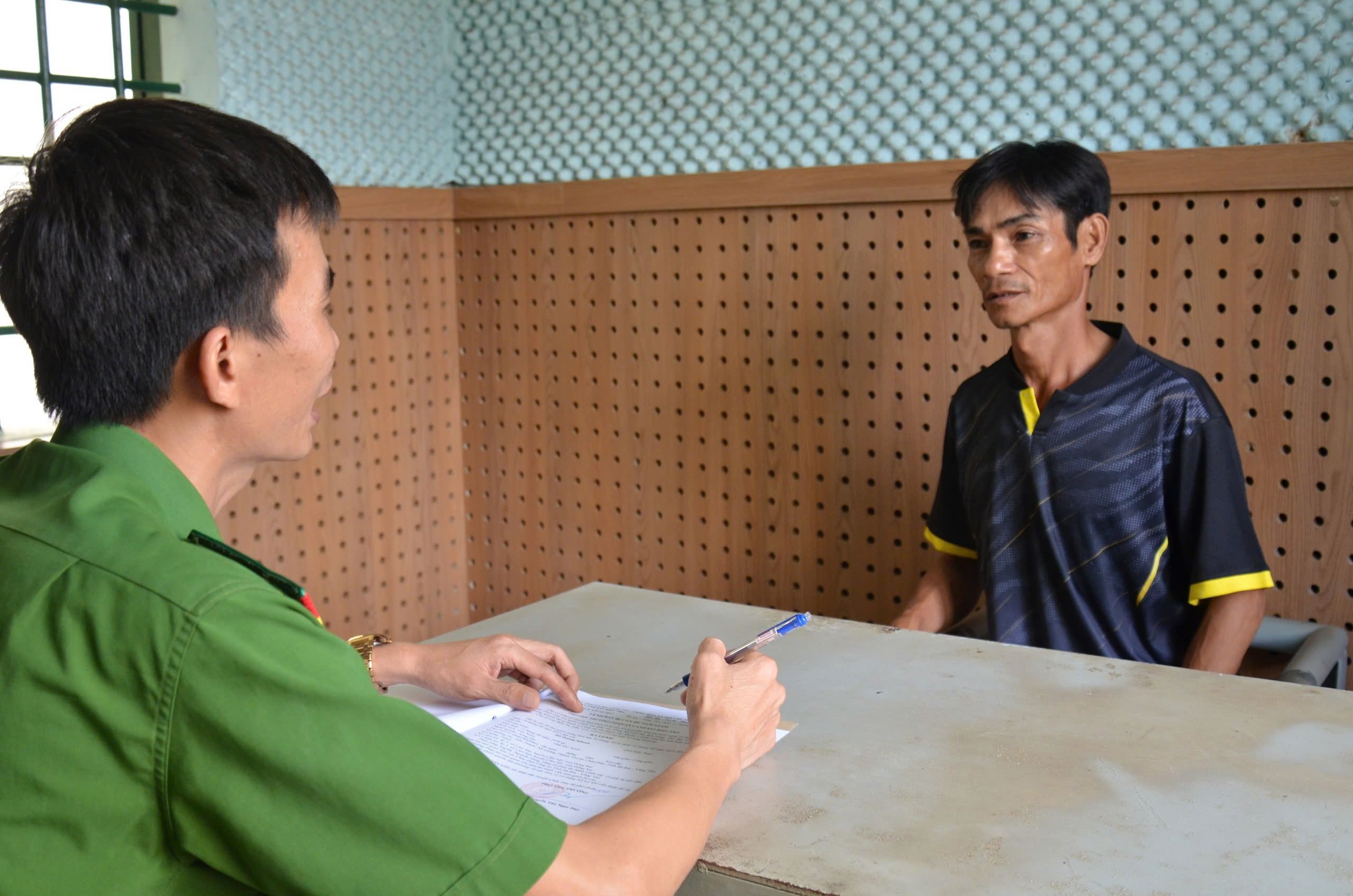 Cơ quan CSĐT Công an tỉnh làm việc với Hồ Dương Khanh. 