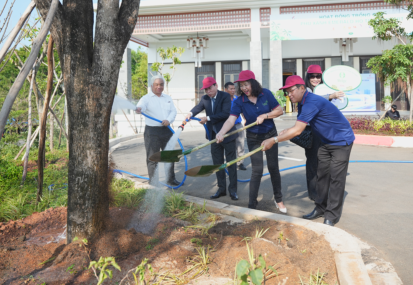 Ban Lãnh đạo Tổng Công ty Bến Thành trồng cây lộc vừng trước trung tâm hội nghị trong khuôn viên Emerald Hồ Tràm Resort.