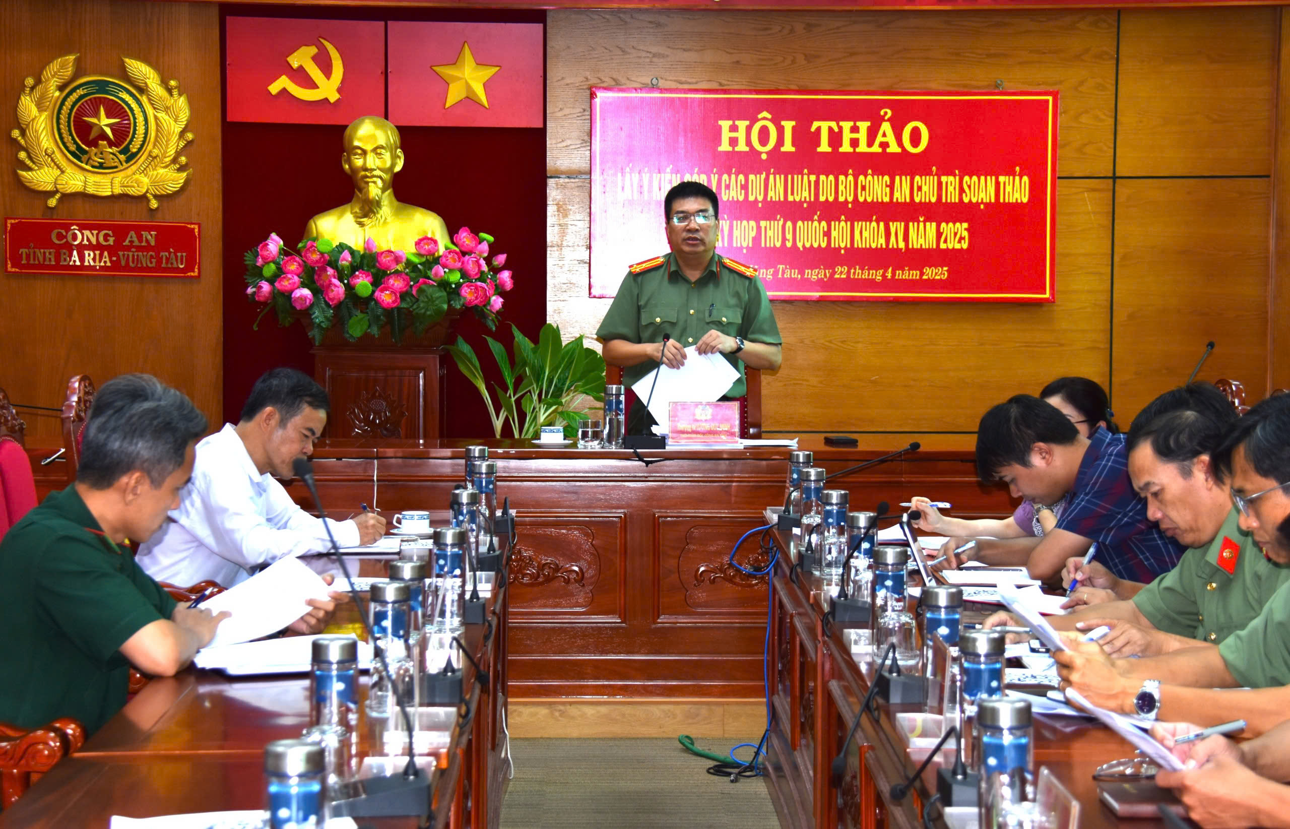 Thượng tá Lương Đức Minh, Phó Giám đốc Công an tỉnh chủ trì hội thảo. 