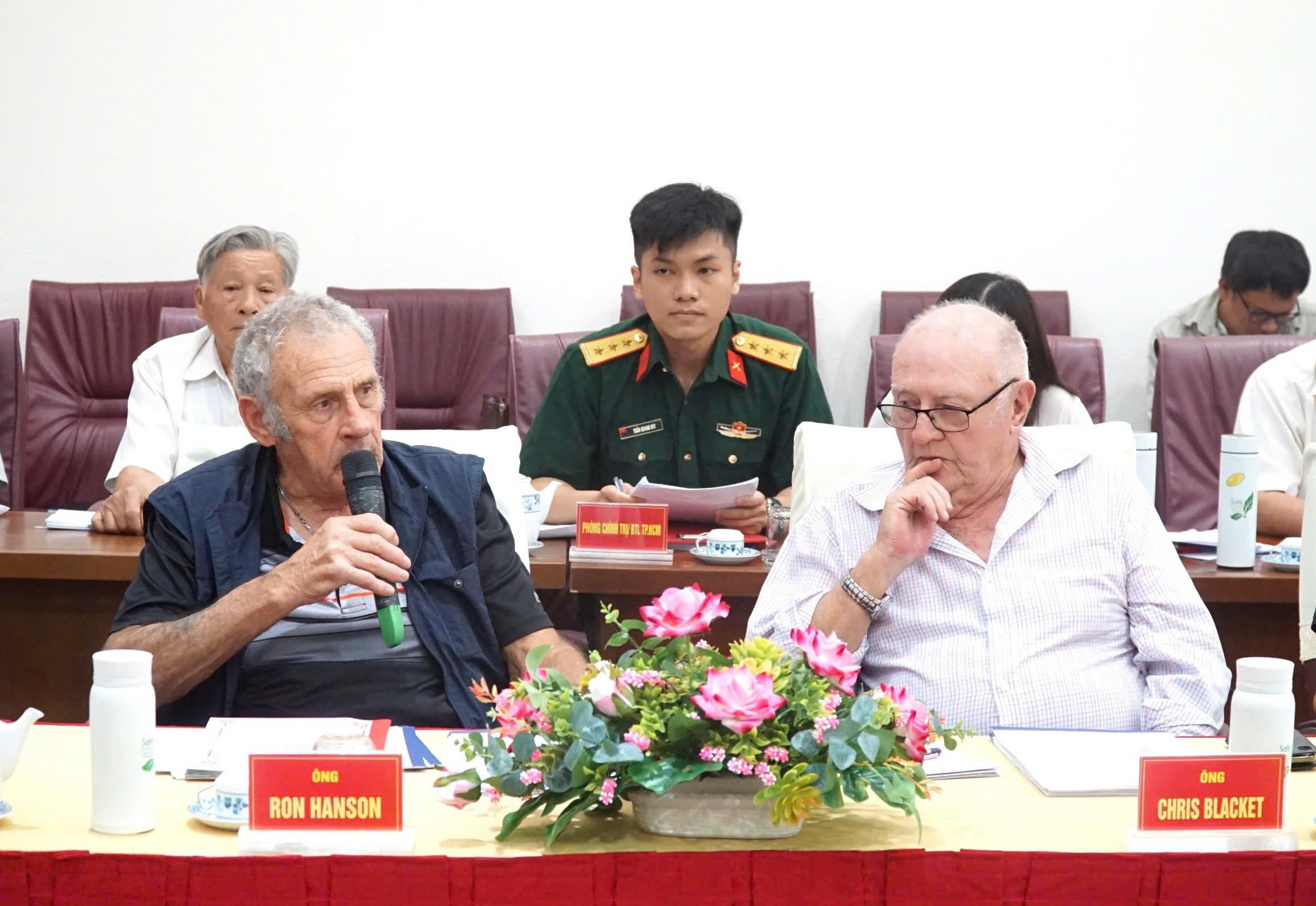 Các cựu binh Úc từng tham chiến tại chiến trường Bà Rịa - Vũng Tàu dự cung cấp thông tin tại hội thao.