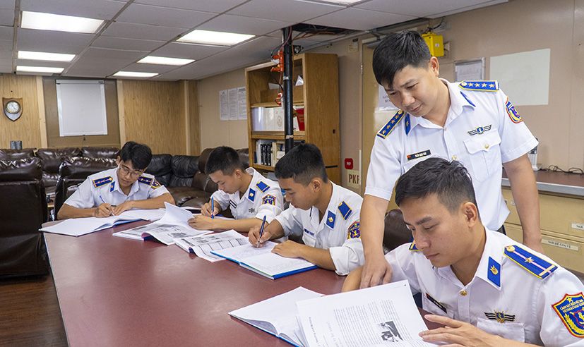 Học tiếng Anh trên tàu CSB 8020.