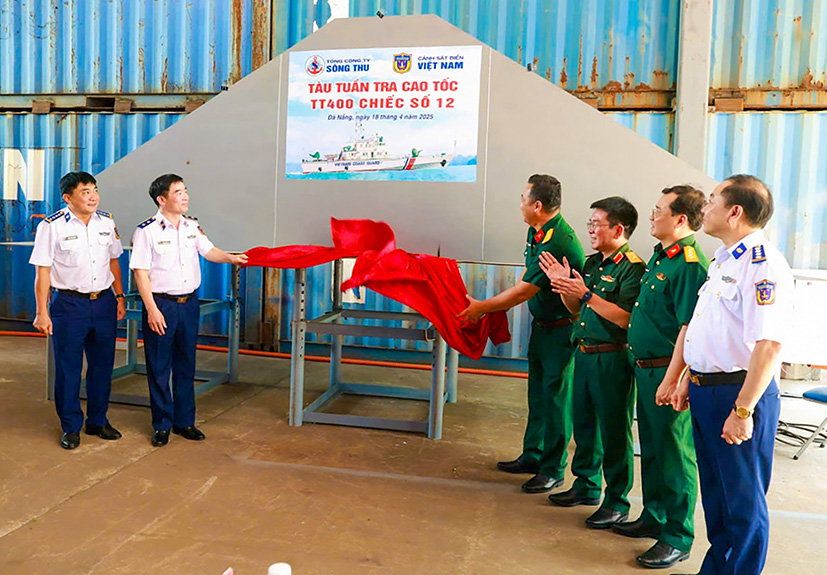 Trung tướng Bùi Quốc Oai, Chính ủy Cảnh sát biển Việt Nam (thứ 2 từ trái qua) cùng các đại biểu thực hiện nghi thức đặt ky đóng mới tàu tuần tra cao tốc TT-400 chiếc số 12.