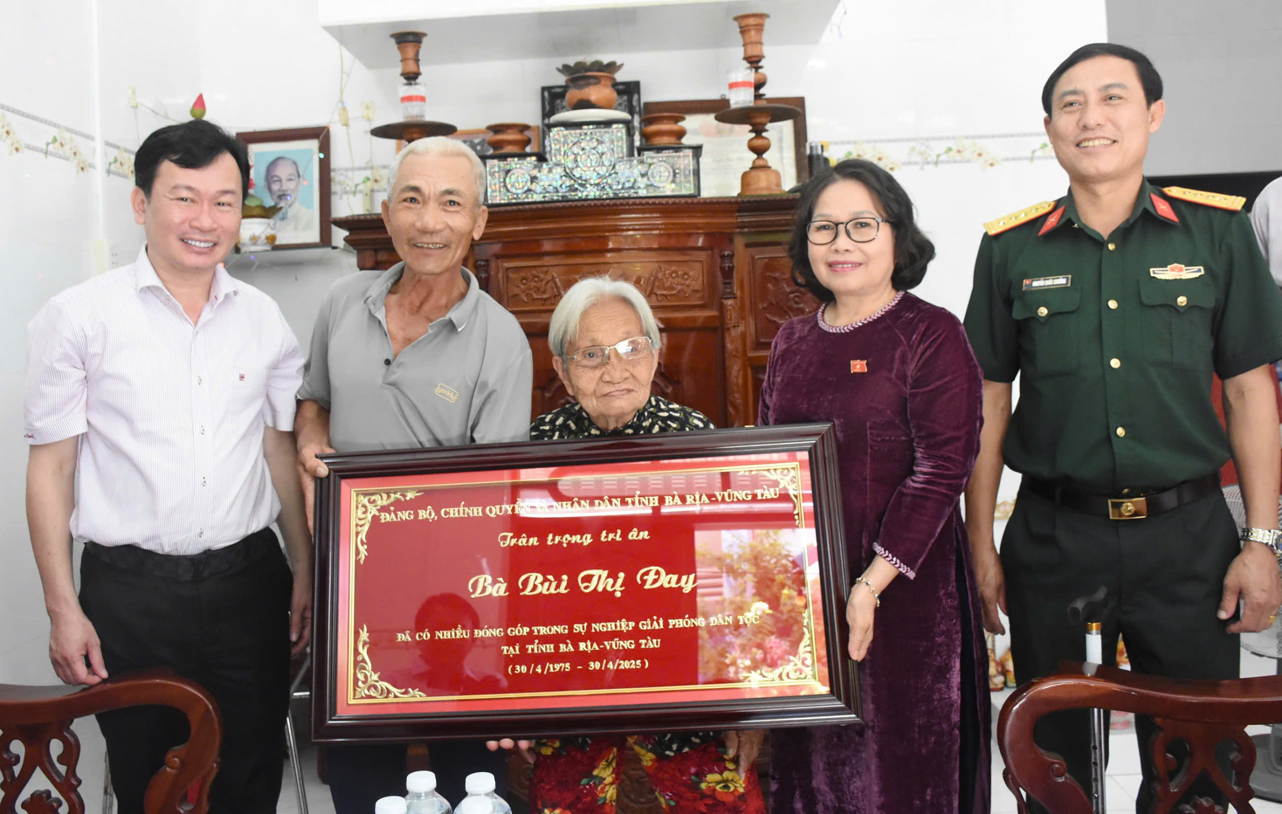  Bà Nguyễn Thị Yến, Trưởng Đoàn ĐBQH, Phó Bí thư Thường trực Tỉnh ủy và đoàn công tác thăm, tặng quà Mẹ VNAH Bùi Thị Đay (phường Phước Trung).