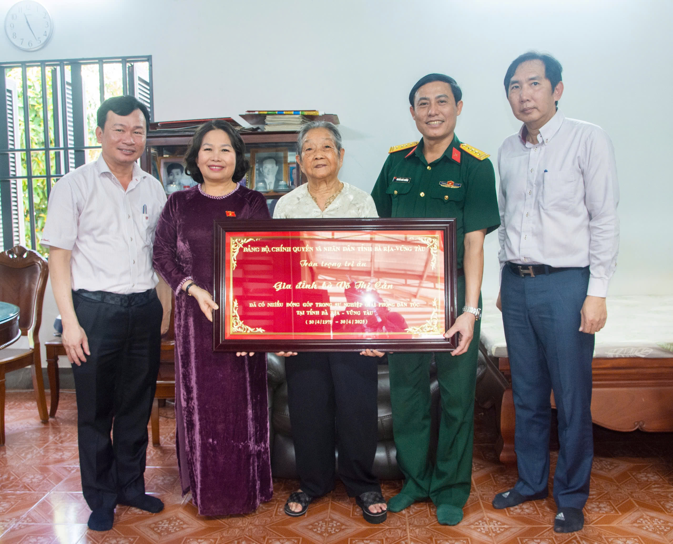 Bà Nguyễn Thị Yến, Trưởng Đoàn ĐBQH, Phó Bí thư Thường trực Tỉnh ủy và đoàn công tác thăm, tặng quà gia đình bà Võ Thị Cẩn, thương binh mất sức 61% trở lên (ở ấp Tây, xã Long Phước).
