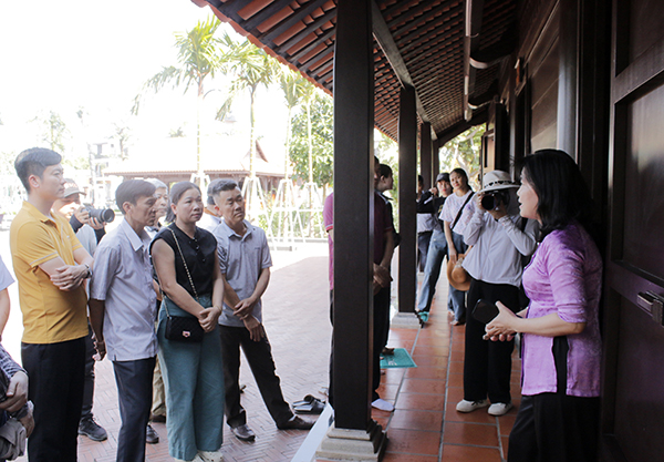 Dự án Công viên tượng đài, nhà lưu niệm Anh hùng Liệt sĩ Võ Thị Sáu đã hoàn thành và sẽ khánh thành  vào ngày 26/4 tới. Trong ảnh: Đoàn du khách đến từ tỉnh Đắk Nông tham quan nhà lưu niệm Anh hùng Liệt sĩ Võ Thị Sáu.
