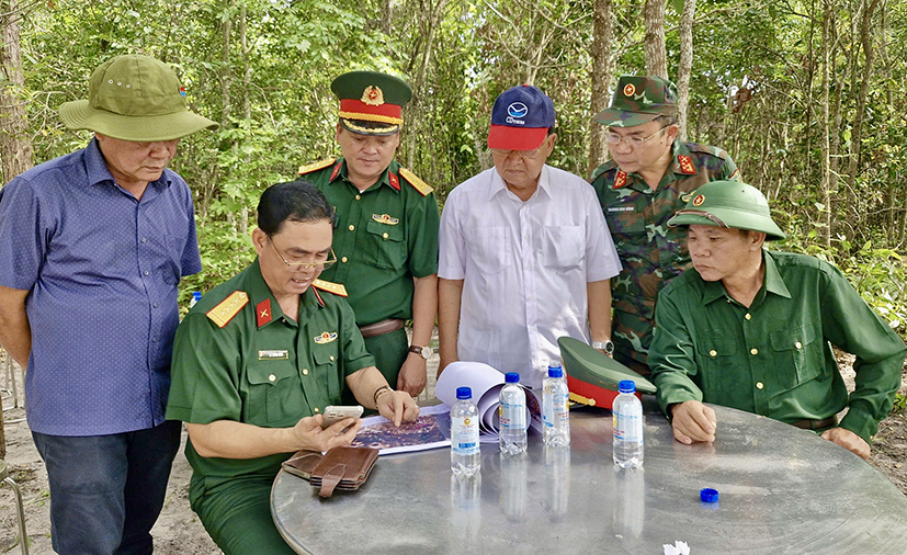 Các thành viên Ban Chỉ đạo 515 tỉnh thực hiện công tác tìm kiếm, quy tập hài cốt liệt sĩ tại khu vực huyện Xuyên Mộc.