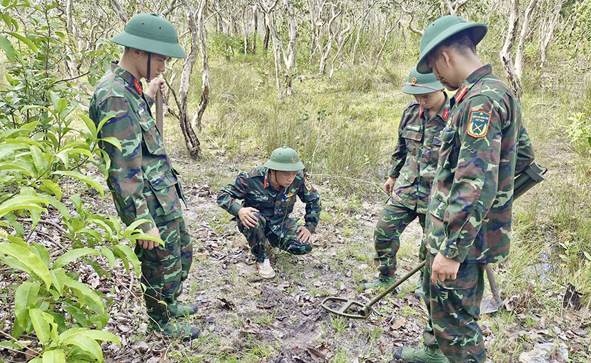 Chiến sĩ lực lượng vũ trang tìm kiếm mộ liệt sĩ tại khu vực Láng Cà Thy, huyện Xuyên Mộc.