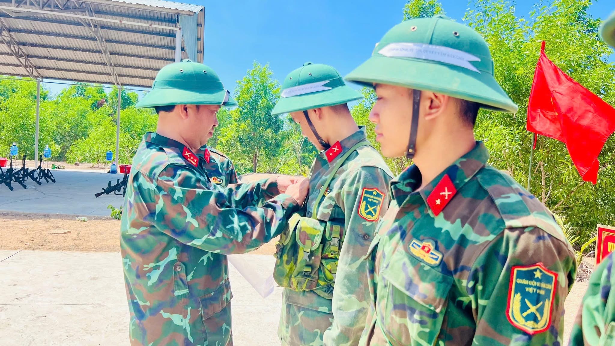 Lãnh đạo Trung đoàn Minh Đạm biểu dương các chiến sĩ mới sau khi kết thúc đợt bắn đạn tổng hợp