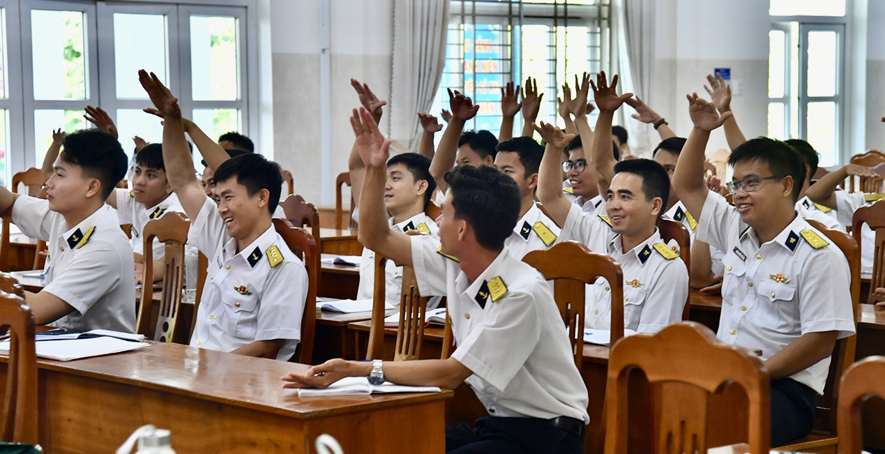 Cán bộ, đoàn viên tham gia nội dung quản trò trong buổi tập huấn.