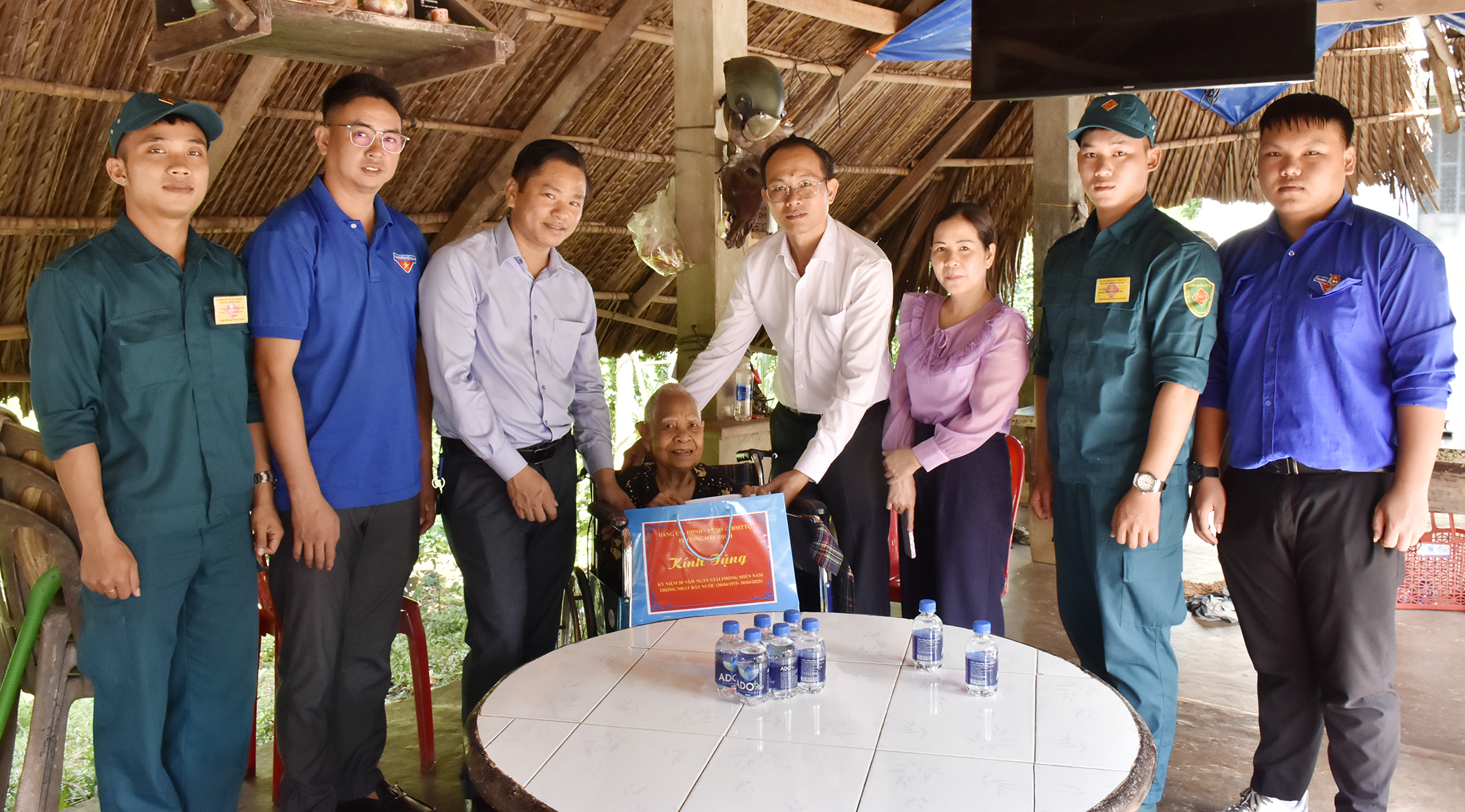 Đoàn công tác của Đảng ủy phường Hắc Dịch tặng quà Mẹ Việt Nam Anh hùng Dương Thị Đành.