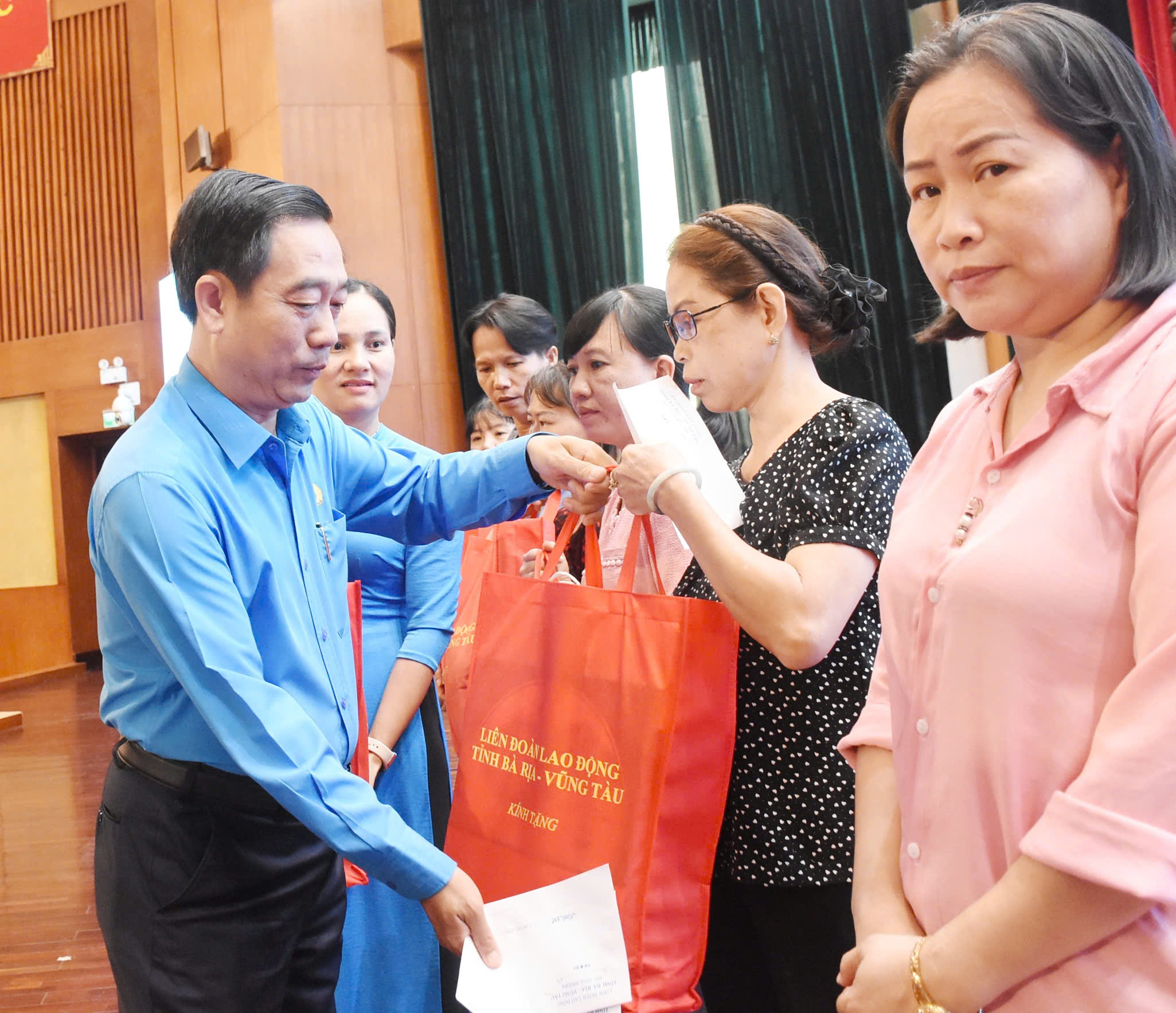Ông Lê Văn Hòa, Chủ tịch LĐLĐ tỉnh tặng quà công nhân, lao động.