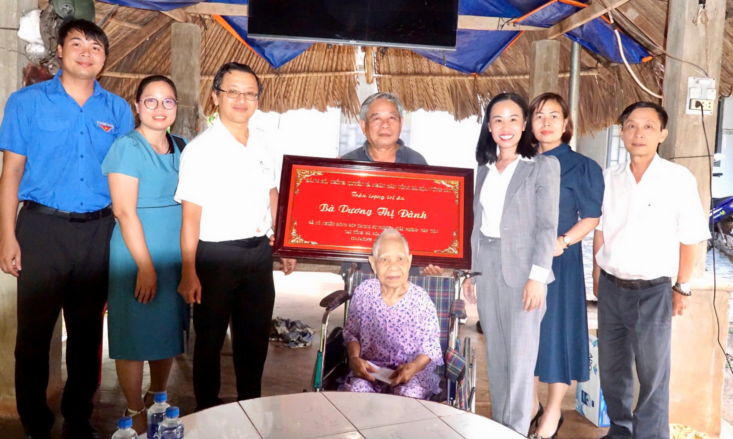 Đoàn thăm, tặng quà Mẹ VNAH Dương Thị Đành, xã Sông Xoài, TP. Phú Mỹ.