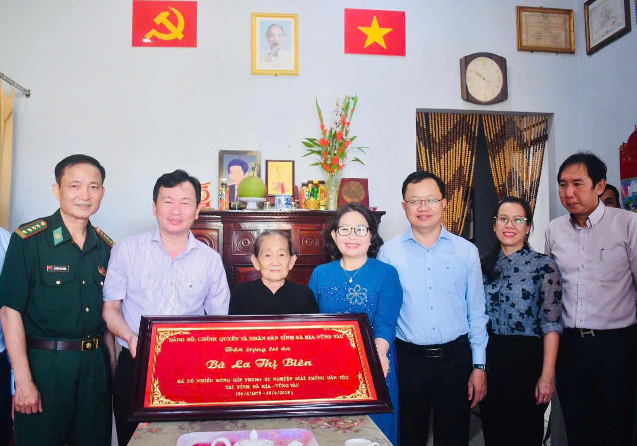 Đoàn lãnh đạo Tỉnh ủy, HĐND, UBND, UBMTTQ Việt Nam tỉnh do bà Nguyễn Thị Yến, Phó Bí thư Thường trực Tỉnh ủy, Trưởng Đoàn ĐBQH làm trưởng đoàn thăm, tặng quà Mẹ VNAH La Thị Biên. Ảnh: HUYỀN TRANG.