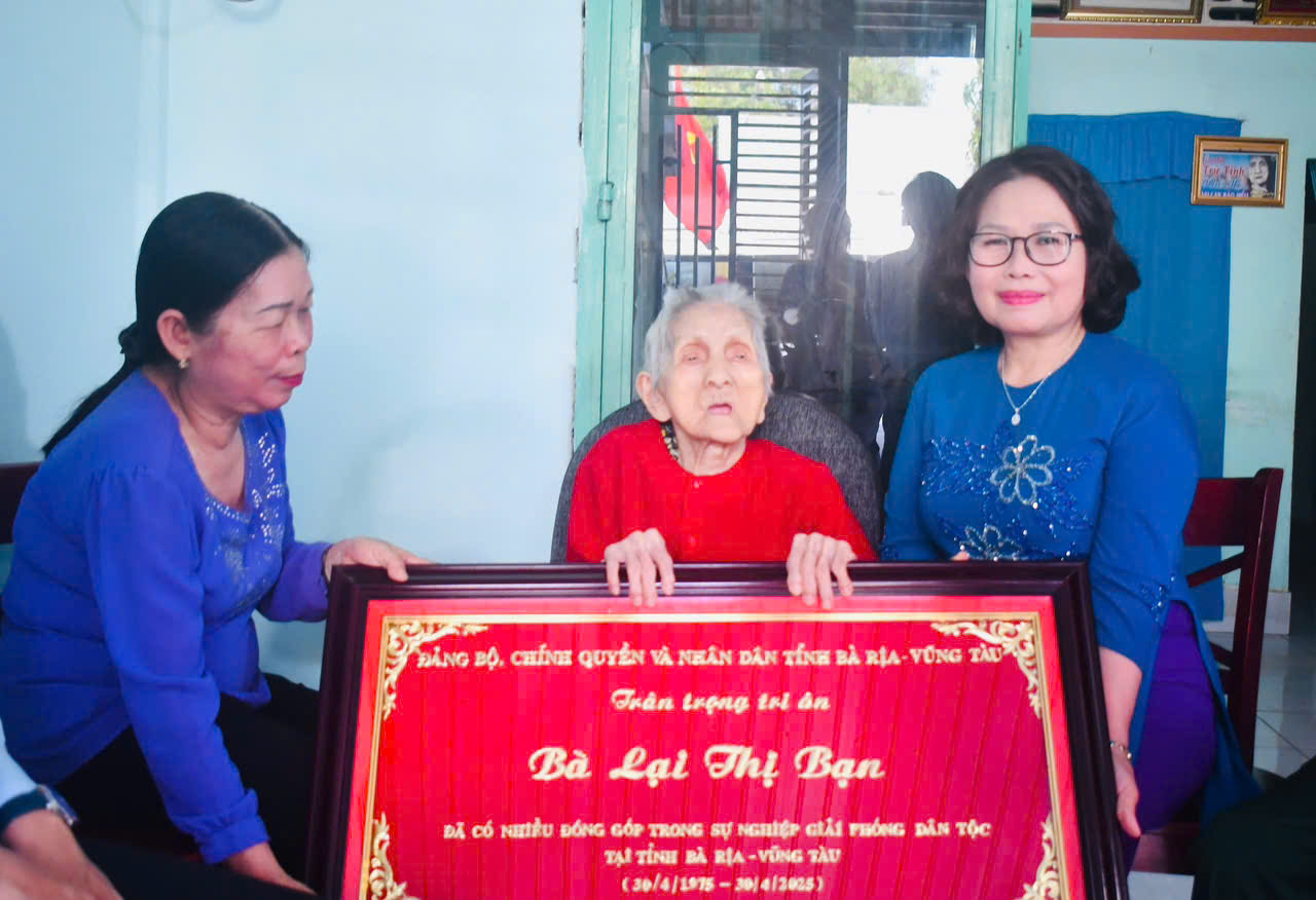 Đoàn lãnh đạo Tỉnh ủy, HĐND, UBND, UBMTTQ Việt Nam tỉnh do bà Nguyễn Thị Yến, Phó Bí thư Thường trực Tỉnh ủy, Trưởng Đoàn ĐBQH làm Trưởng đoàn thăm, tặng quà Mẹ Việt Nam Anh hùng Lại Thị Bạn.