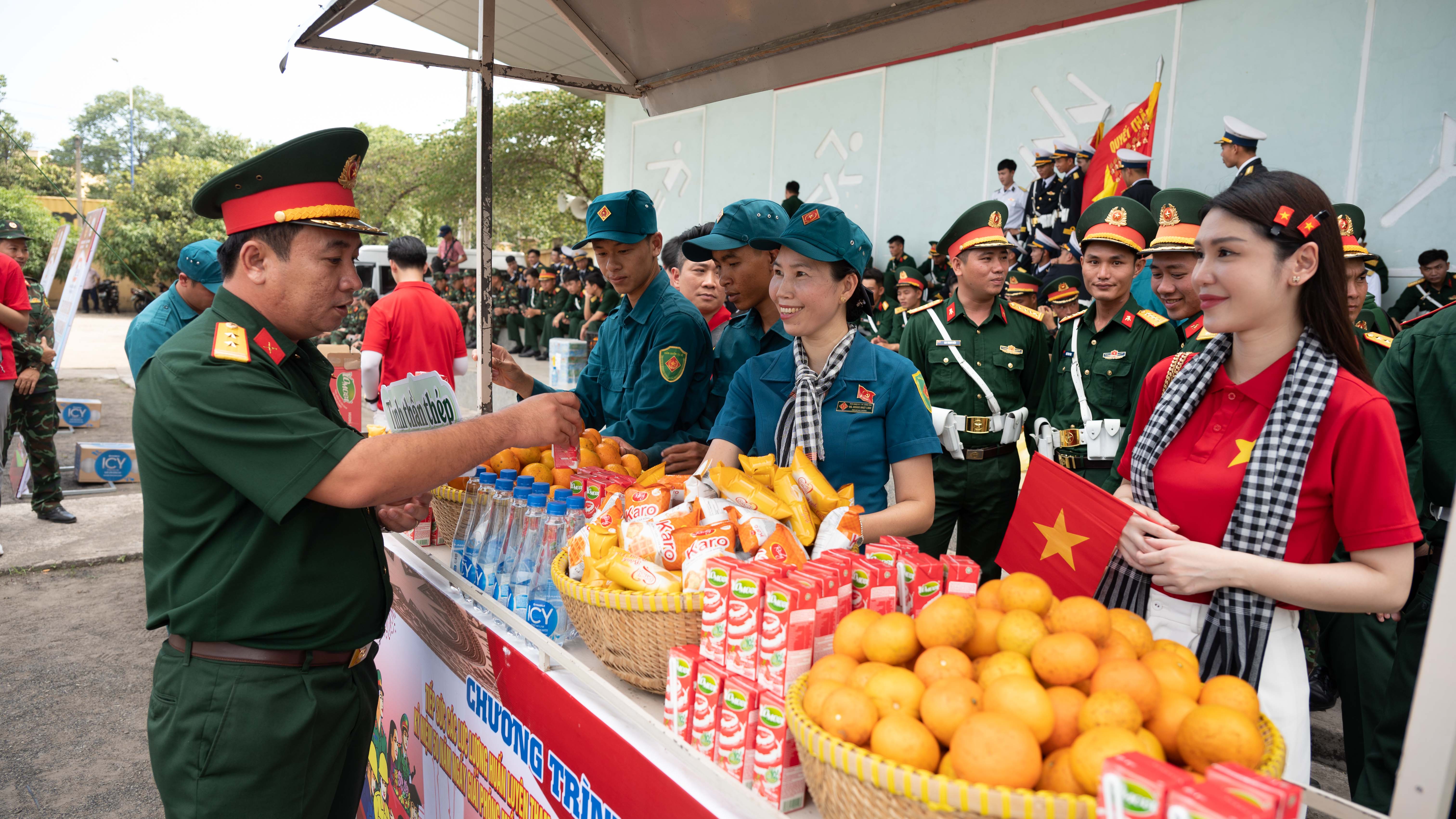 Ban Tổ chức chuẩn bị các loại nước uống, trái cây, bánh, sữa tiếp sức cho các lực lượng tham gia luyện tập diễu binh, diễu hành tại Quân đoàn 34.