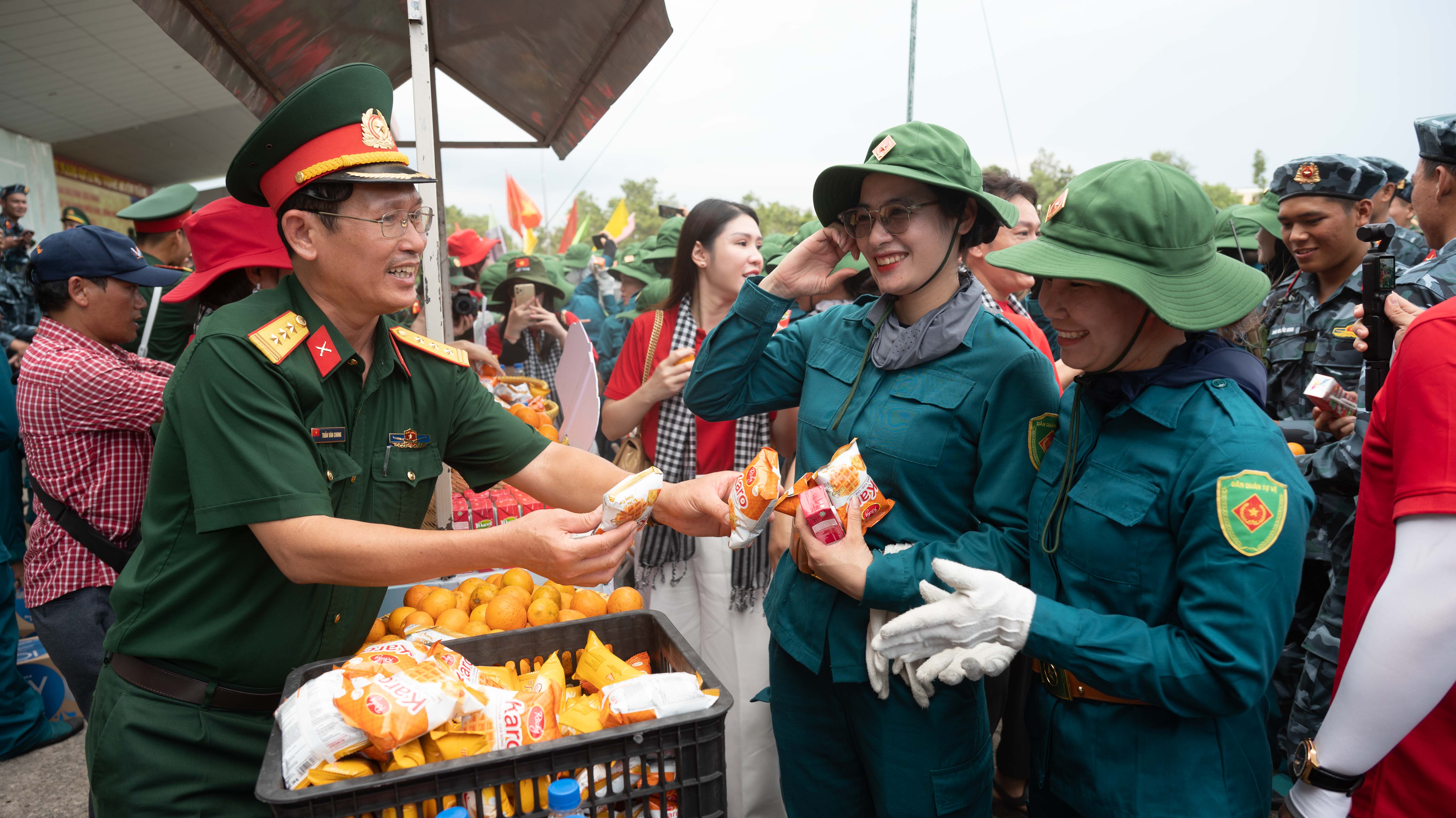 Cán bộ, chiến sĩ Bộ Chỉ huy Quân sự tỉnh và các tình nguyện viên tiếp sức cho các lực lượng tham gia nhiệm vụ A50.