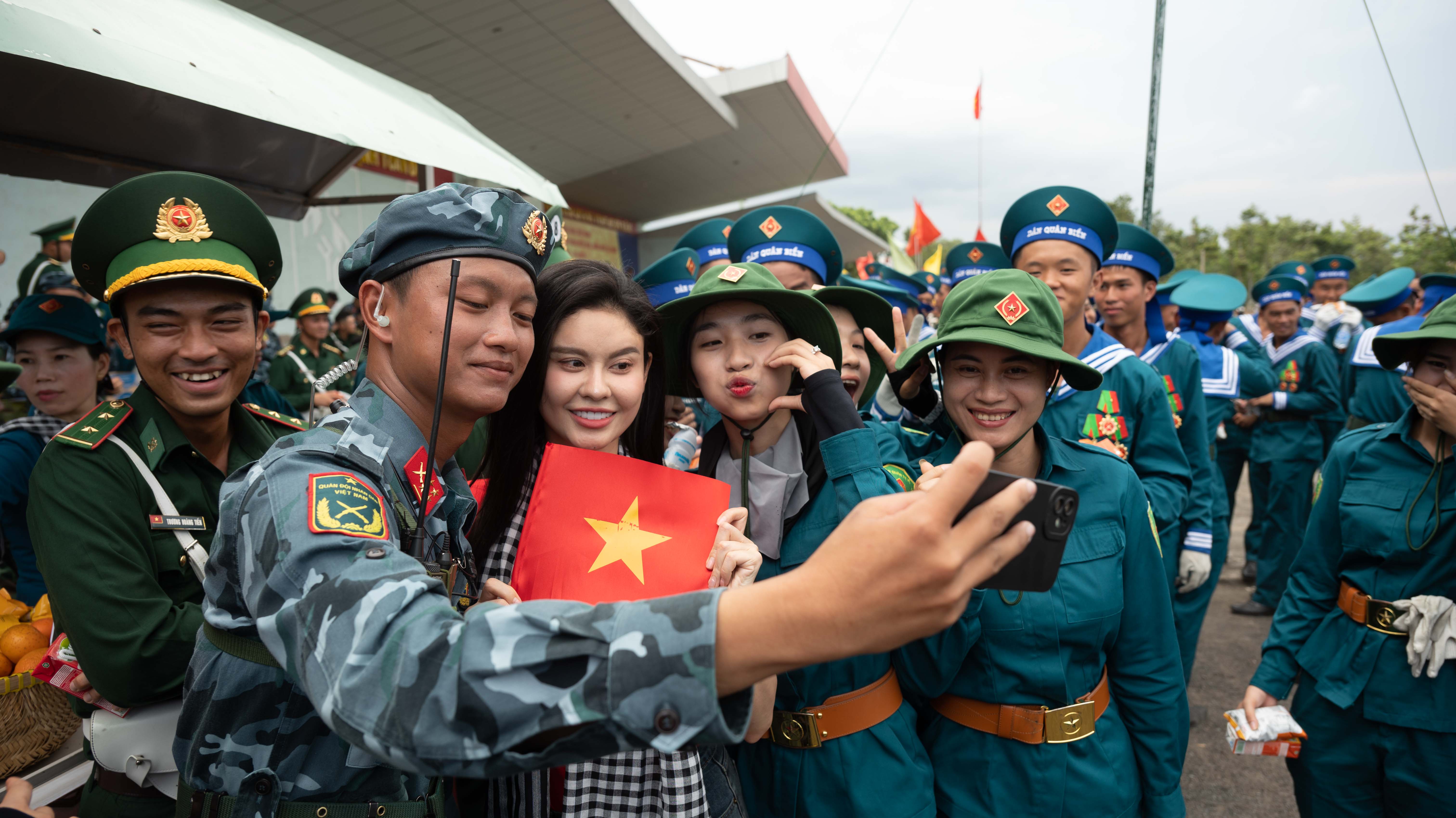 Cán bộ, chiến sĩ tranh thủ check-in cùng ca sĩ Trương Quỳnh Anh.