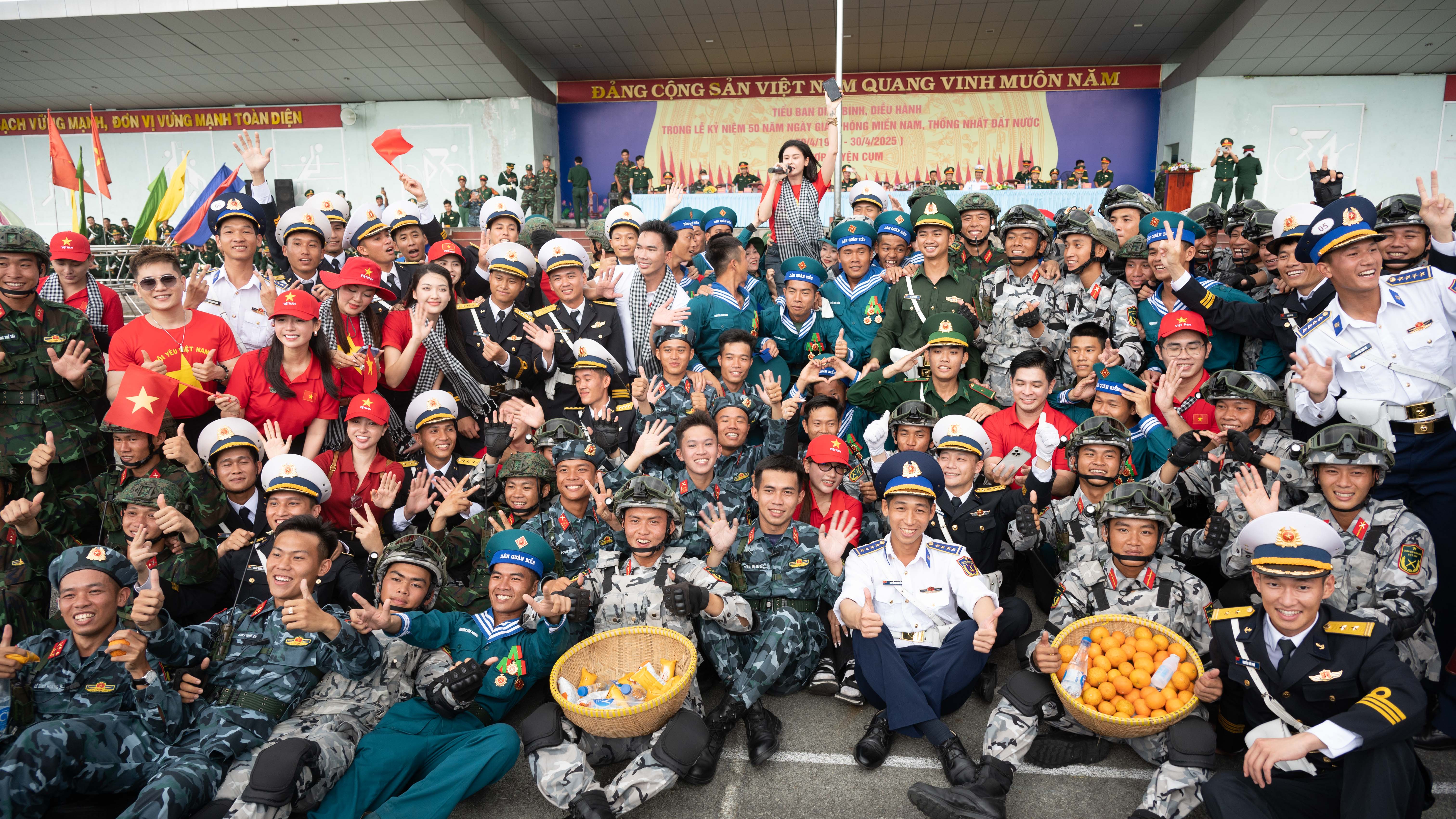 Giao lưu ca hát tại chương trình.