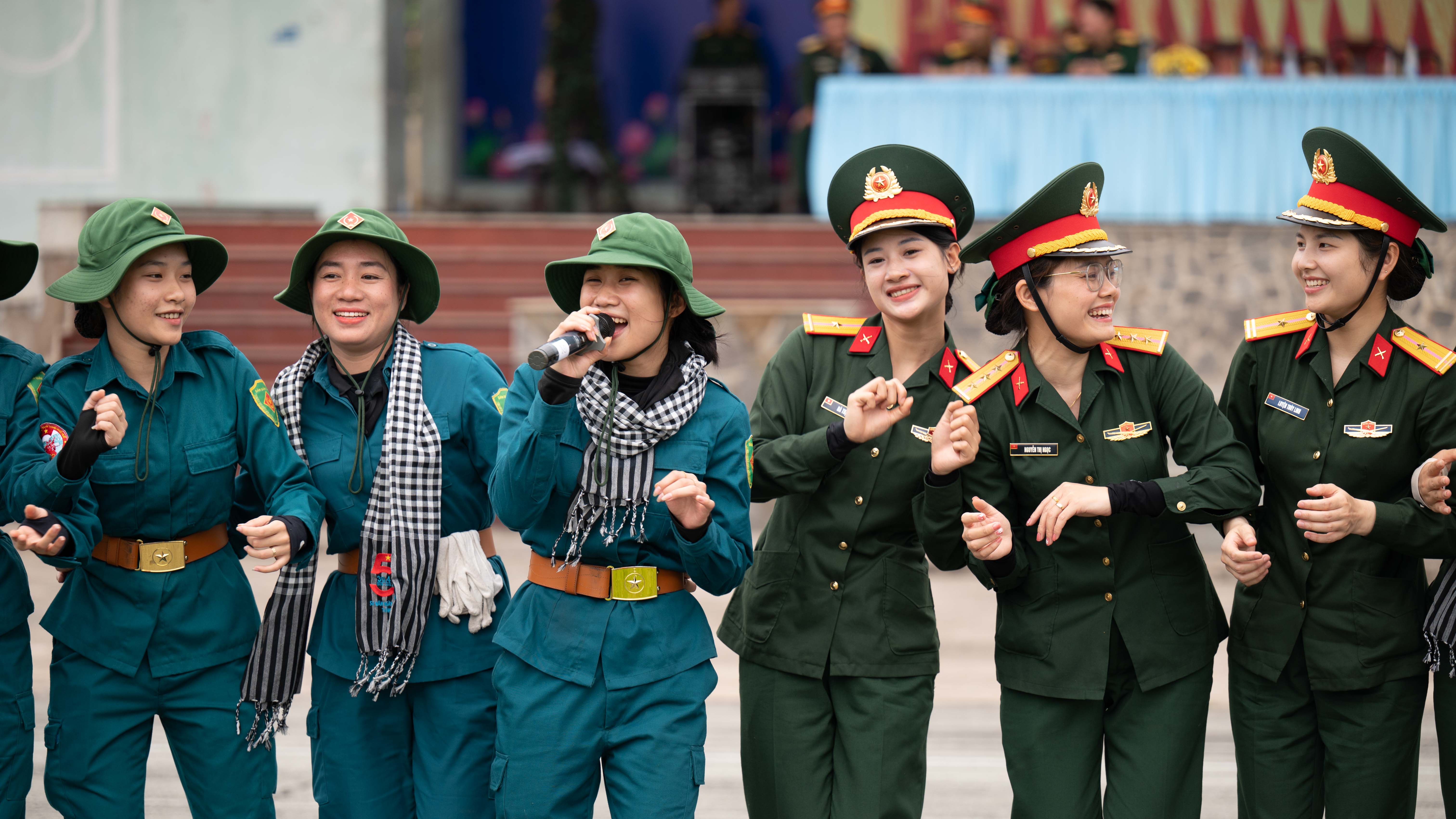 Niềm vui của cán bộ, chiến sĩ sau những giờ luyện tập nghiêm túc.