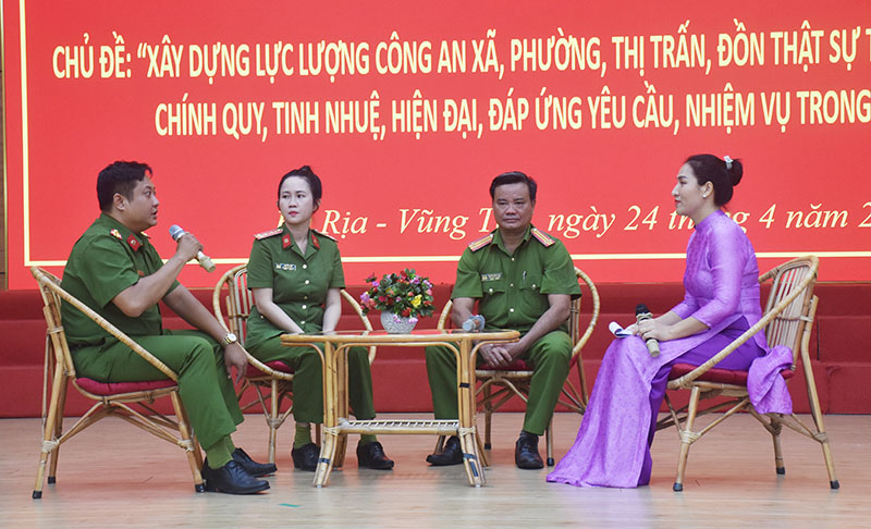 Các đại biểu tham gia tọa đàm. 