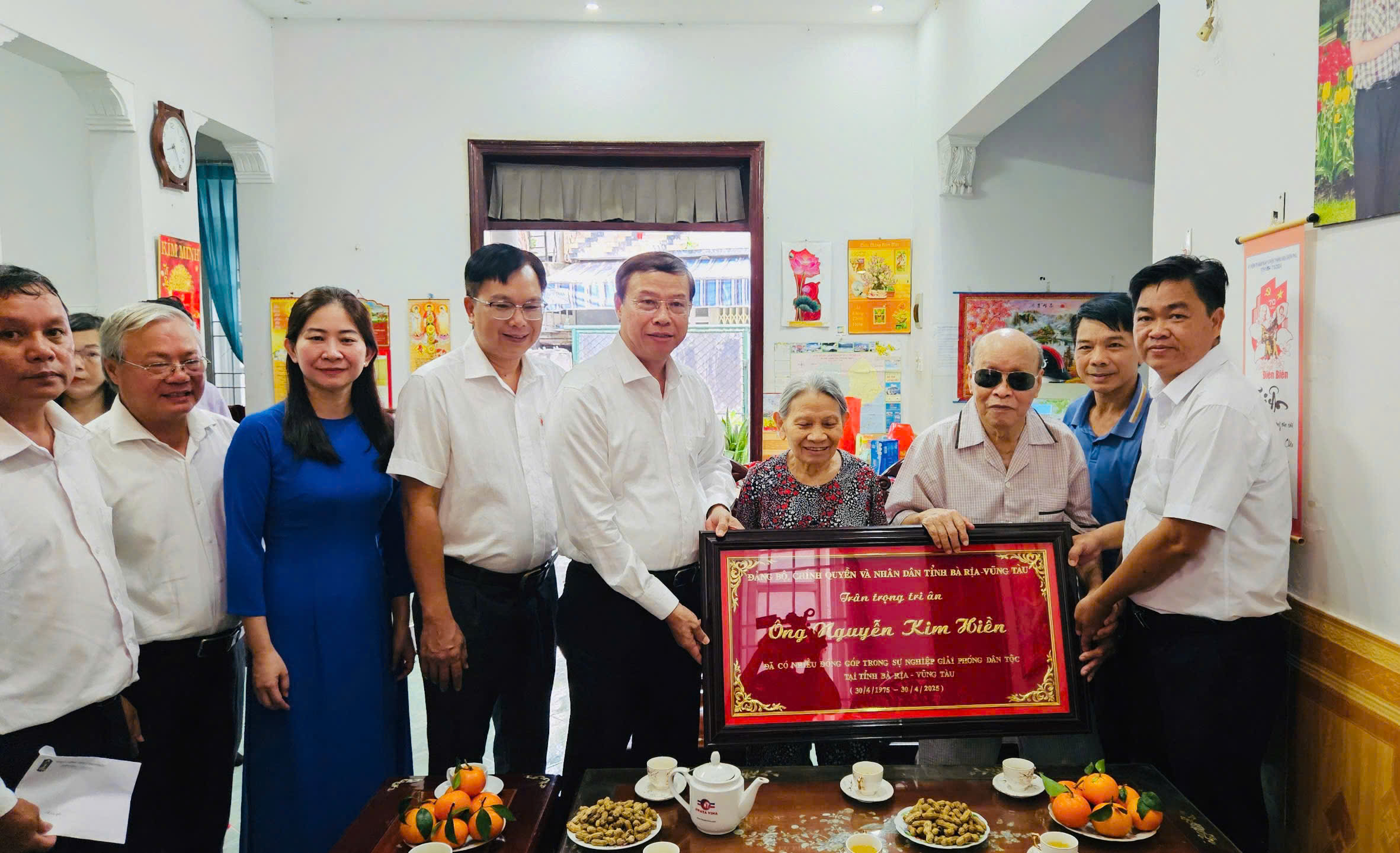 Đoàn do ông Nguyễn Văn Thọ, Phó Bí thư Tỉnh ủy, Chủ tịch UBND tỉnh làm trưởng Đoàn thăm, tặng quà ông Nguyễn Kim Hiền, Cán bộ tiền khởi nghĩa, Lão thành cách mạng, Thương binh, Con liệt sĩ thời chống Pháp. Ảnh: KHÁNH CHI