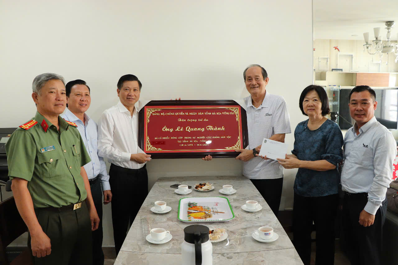 Ông Trần Văn Tuấn, Phó Chủ tịch Thường trực HĐND tỉnh và đoàn công tác thăm, tặng quà gia đình ông Lê Quang Thành, nguyên Ủy viên Trung ương Đảng, nguyên Bí thư Đặc khu ủy Vũng Tàu - Côn Đảo (hiện cư trú tại phường 15, Quận 11). Ảnh: ĐINH HÙNG