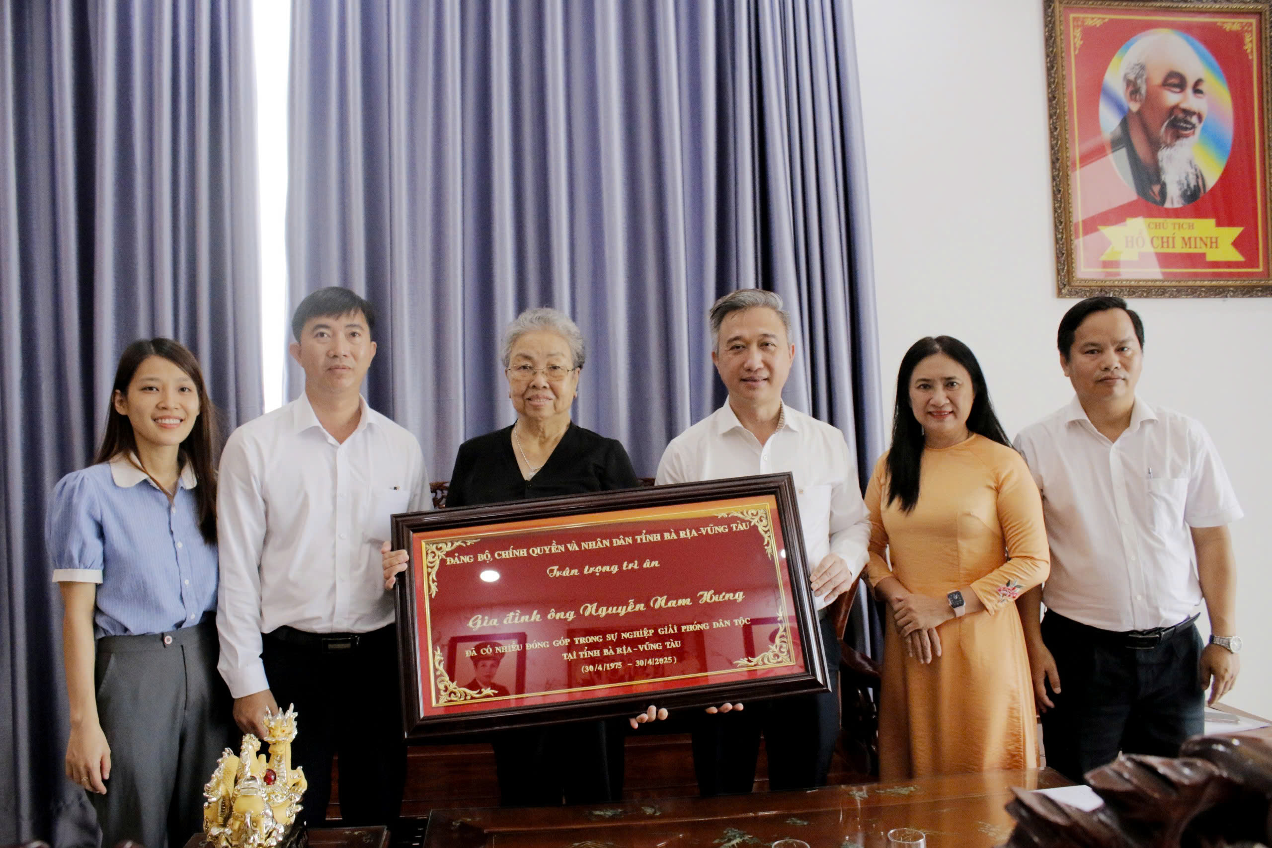Đoàn lãnh đạo Tỉnh ủy, HĐND, UBND, UBMTTQ Việt Nam tỉnh do ông Đặng Minh Thông, Phó Chủ tịch UBND tỉnh làm Trưởng đoàn đã đến thăm, tặng quà gia đình Thiếu tướng Nguyễn Nam Hưng. Ảnh: ĐÔNG HIẾU