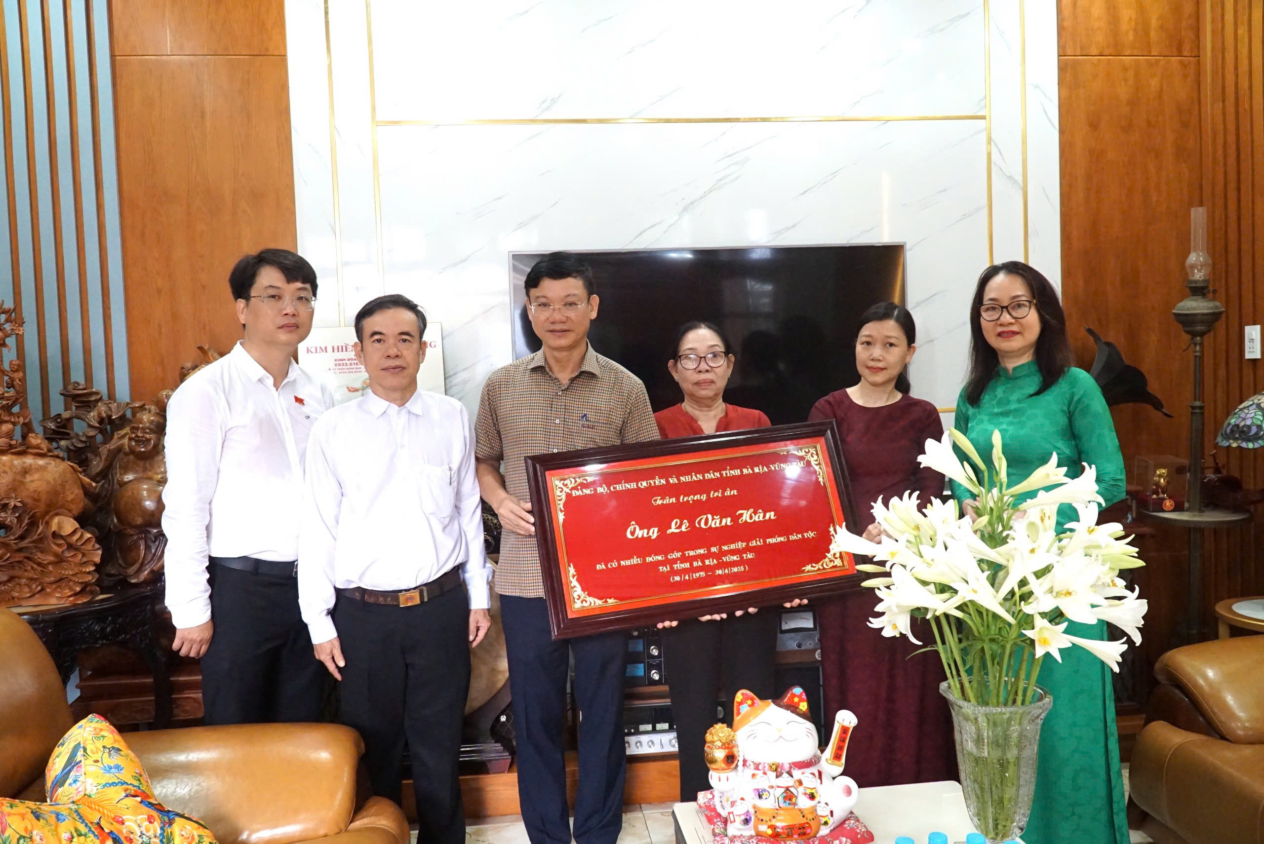 Đoàn do Đại tá Vũ Như Hà, Giám đốc Công an tỉnh làm trưởng đoàn thăm, tặng quà thân nhân, gia đình ông Lê Văn Hân, nguyên Trưởng Ban Tổ chức Đặc khu Vũng Tàu - Côn Đảo. ẢNH: HỒNG PHÚC