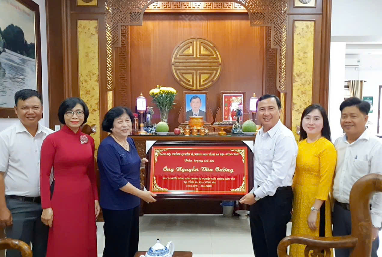 Ông Lê Hoàng Hải, Trưởng Ban Nội chính Tỉnh ủy làm Trưởng đoàn đã đến thăm, tặng quà gia đình ông Nguyễn Văn Cường, Nguyên Phó Bí thư Thường trực Tỉnh ủy, (phường Phước Trung, thành phố Bà Rịa). Ảnh: MẠNH VŨ