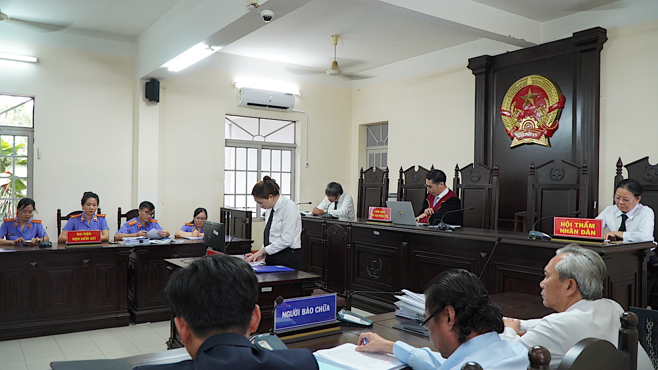 HĐXX quyết định tạm hoãn phiên tòa do vắng một số luật sư bào chữa cho các bị cáo.