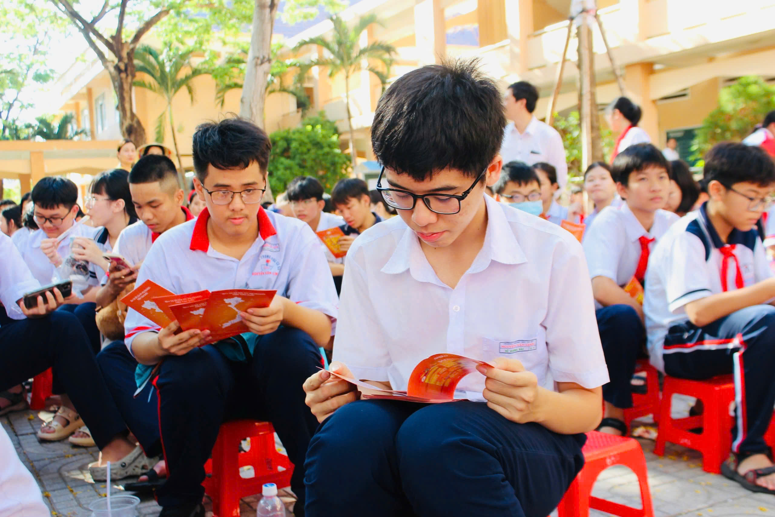 Kỳ tuyển sinh lớp 10 công lập tới đây, đề thi ra theo hướng đổi mới của chương trình GDPT 2018 khiến nhiều học sinh lúng túng trong công tác ôn tập.