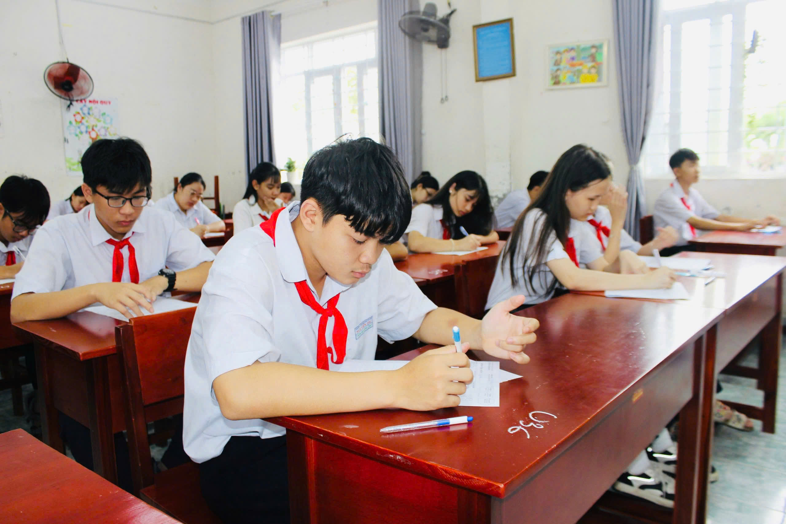 Các em hoc sinh tham dự kỳ thi tuyển sinh lớp 10 lần 2.