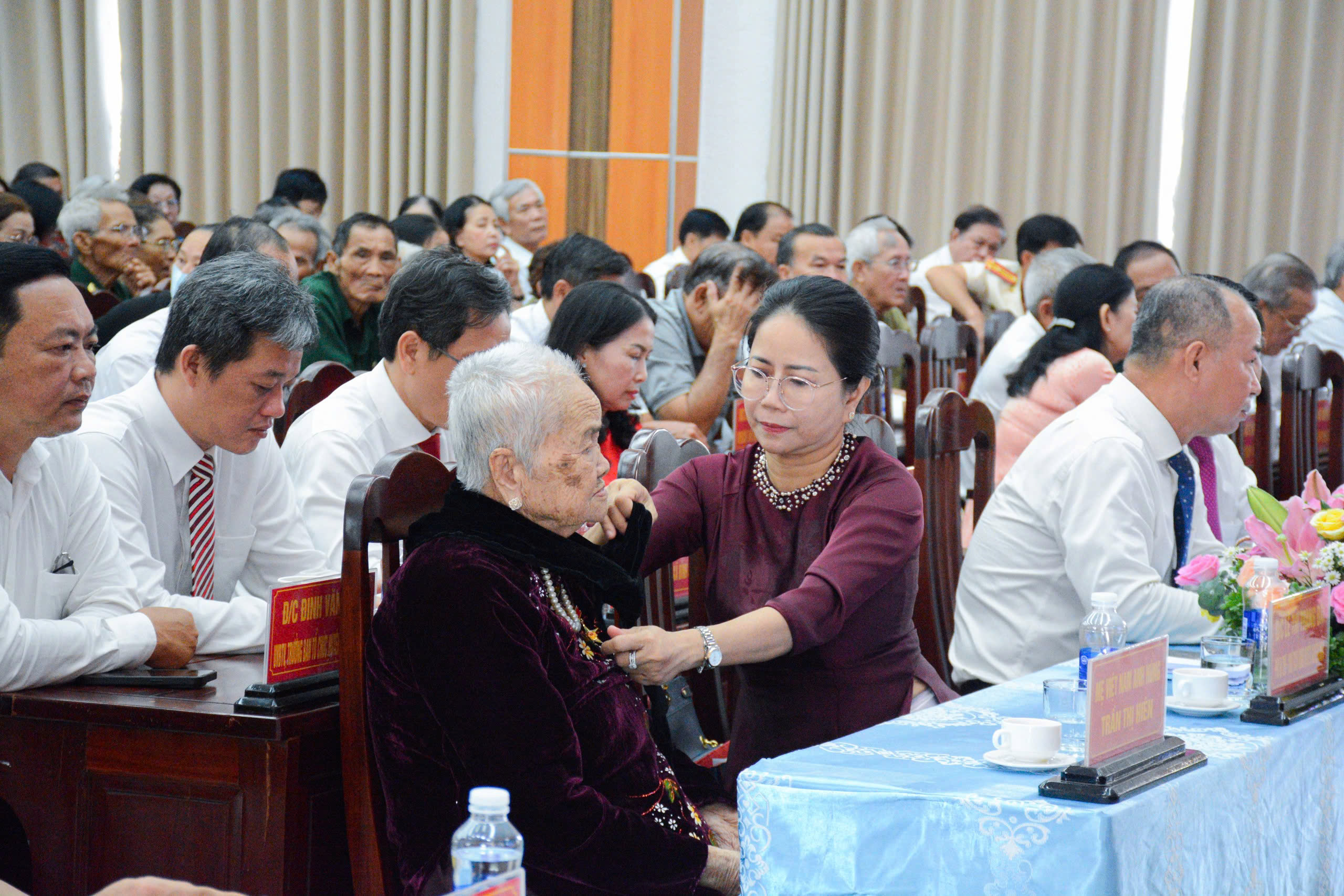 Mẹ VNAH Trần Thị Hiên dự họp mặt trong sự chăm sóc chu đáo của lãnh đạo huyện Xuyên Mộc.