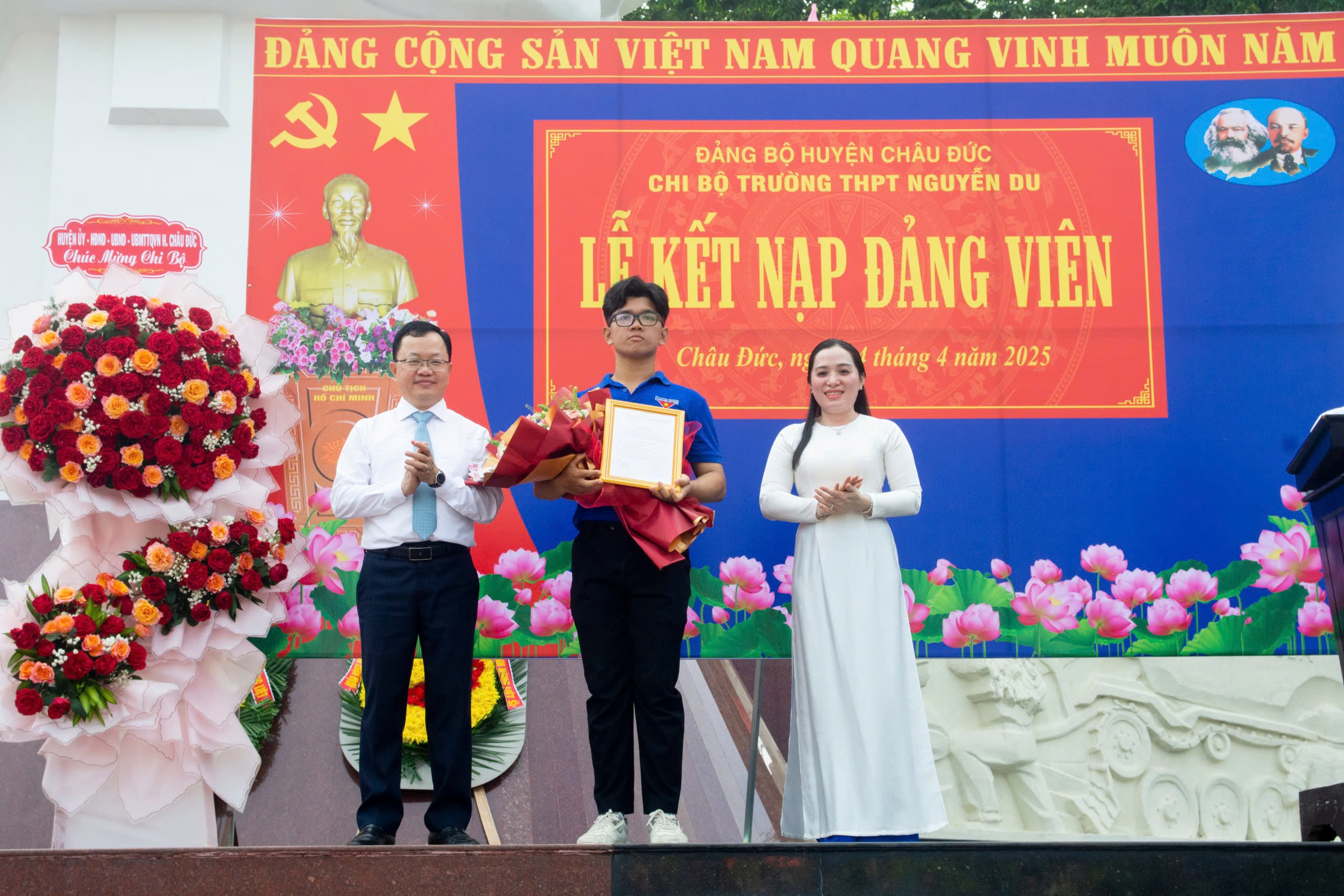 Bí thư Huyện ủy Châu Đức Dương Ngọc Châu trao quyết định đến đảng viên mới.