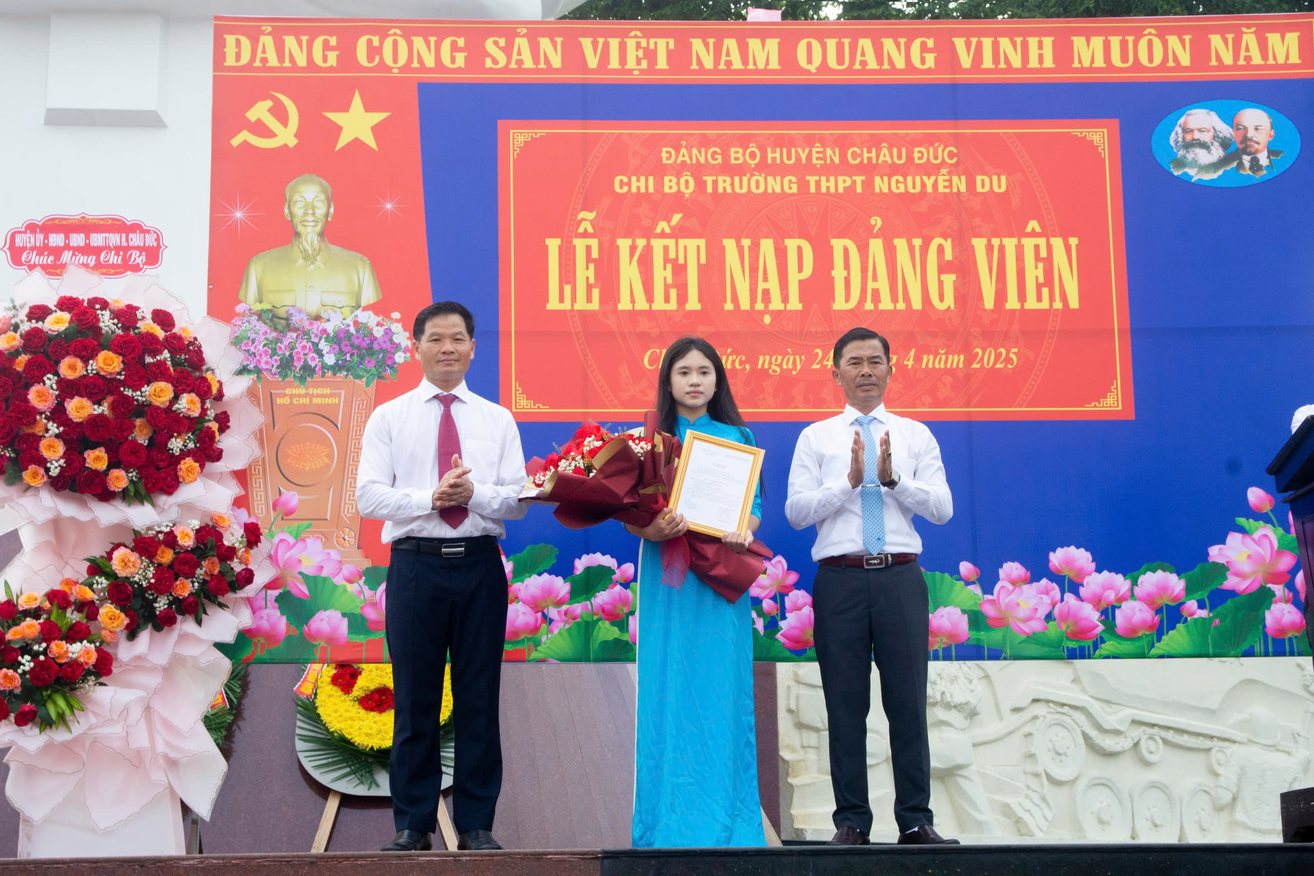 Chủ tịch UBND huyện Châu Đức Lê Thanh Liêm trao quyết định đến đảng viên mới.