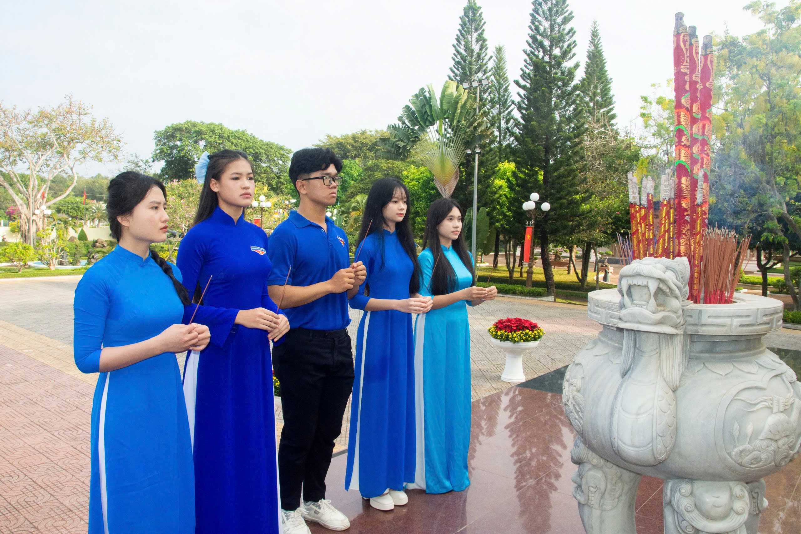 Các đảng viên mới là những học sinh ưu tú dâng hương tại Tượng đài Chiến thắng Bình Giã. Ảnh: NHẬT LINH.