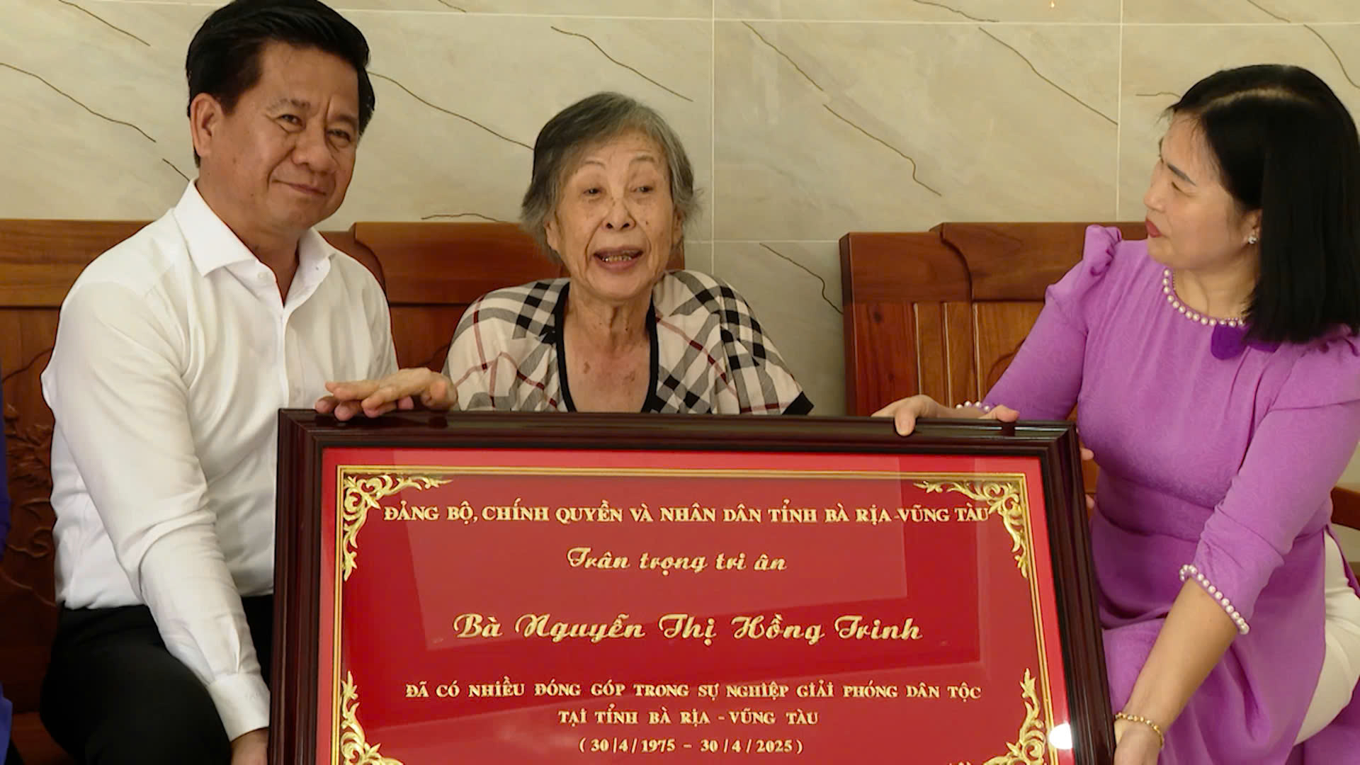 Ông Bùi Chí Thành, Trưởng Ban Tuyên giáo và Dân vận Tỉnh ủy tặng quà gia đình bà Nguyễn Thị Hồng Trinh, vợ liệt sĩ (huyện Long Đất).