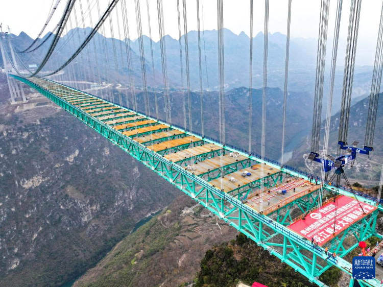 Cầu Huajiang Grand Canyon vẫn đang trong quá trình xây dựng.