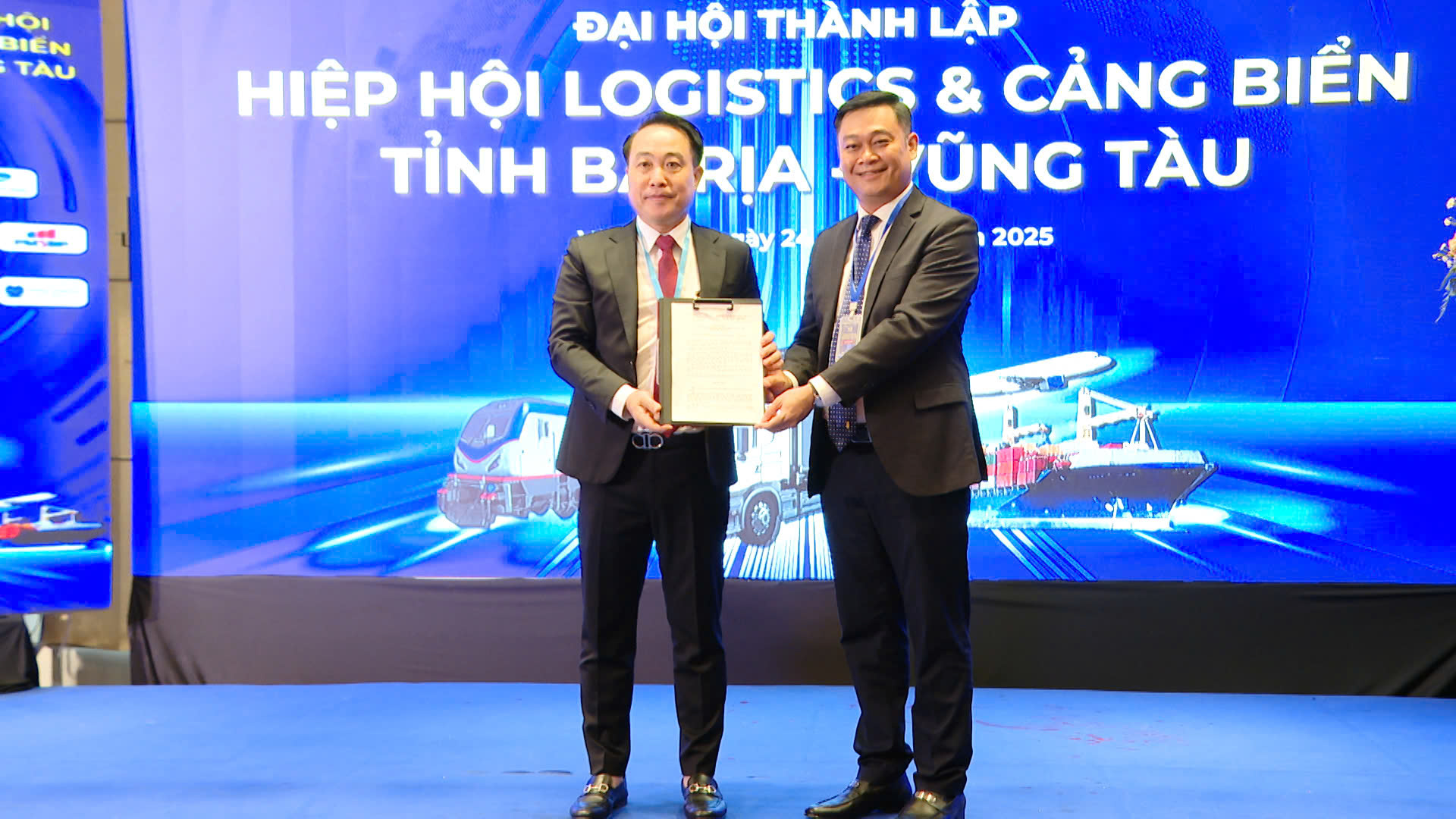   Ông Phạm Quang Nhật, Giám đốc Sở Công Thương, trao quyết định thành lập Hiệp hội Logistics và Cảng biển tỉnh Bà Rịa - Vũng Tàu cho ông Cao Hồng Phong.