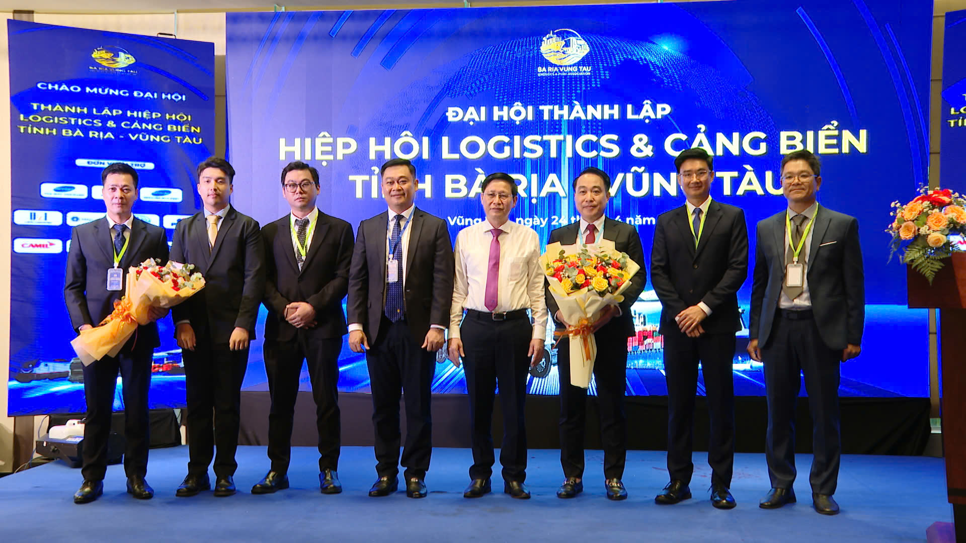 Ông Lê Ngọc Khánh, Phó Chủ tịch UBND tỉnh, tặng hoa chúc mừng Ban Chấp hành Hiệp hội Logistics và Cảng biển tỉnh Bà Rịa - Vũng Tàu nhiệm kỳ I.