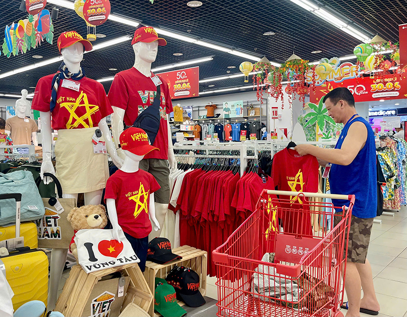 Khách hàng lựa chọn áo có in cờ Tổ quốc tại siêu thị Lotte Mart Vũng Tàu.