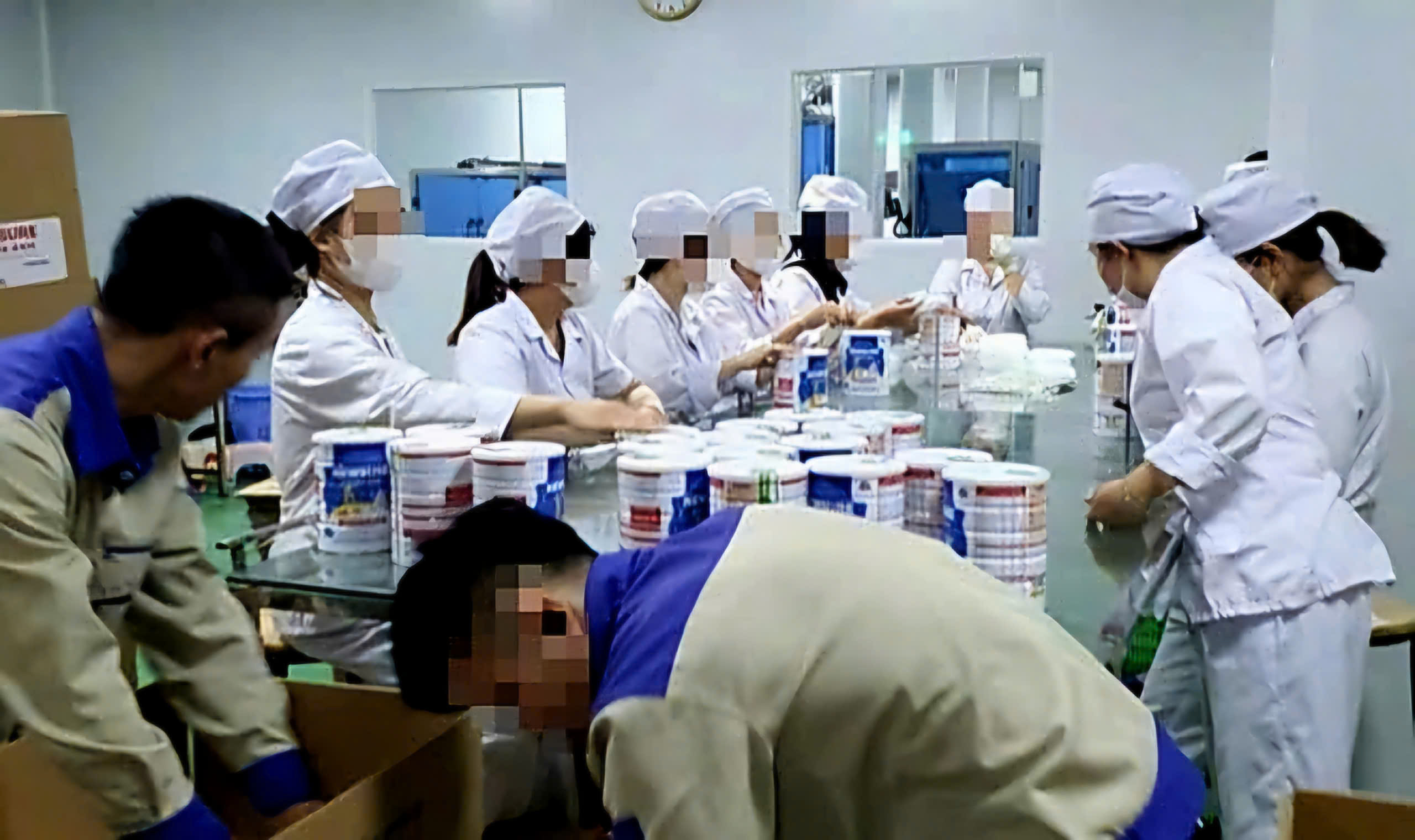 Hình ảnh công nhân đóng hộp thành phẩm tại cơ sở sản xuất sữa giả, chuẩn bị tung ra thị trường tiêu thụ. (Nguồn: Báo CAND)