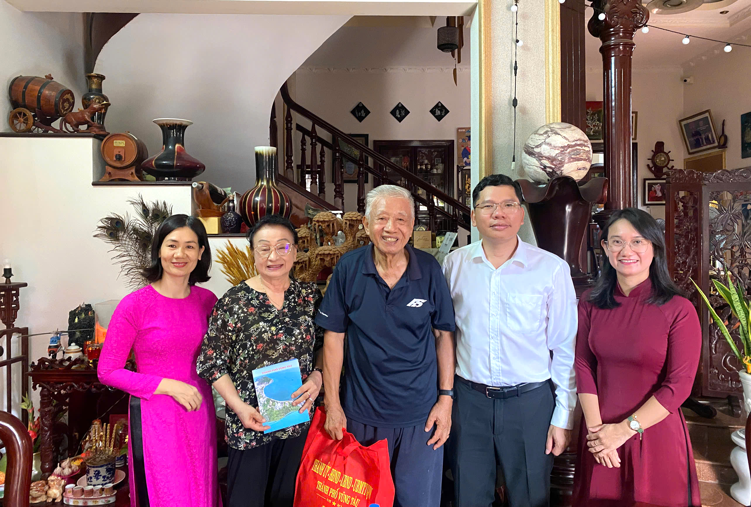 Ông Hoàng Nguyên Dinh, Bí thư Thành ủy Vũng Tàu thăm hỏi, tặng quà chúc mừng ông Trần Văn Khánh, nguyên Bí thư Tỉnh ủy Bà Rịa - Vũng Tàu, người hoạt động kháng chiến bị địch bắt tù đày, thương binh 2/4.