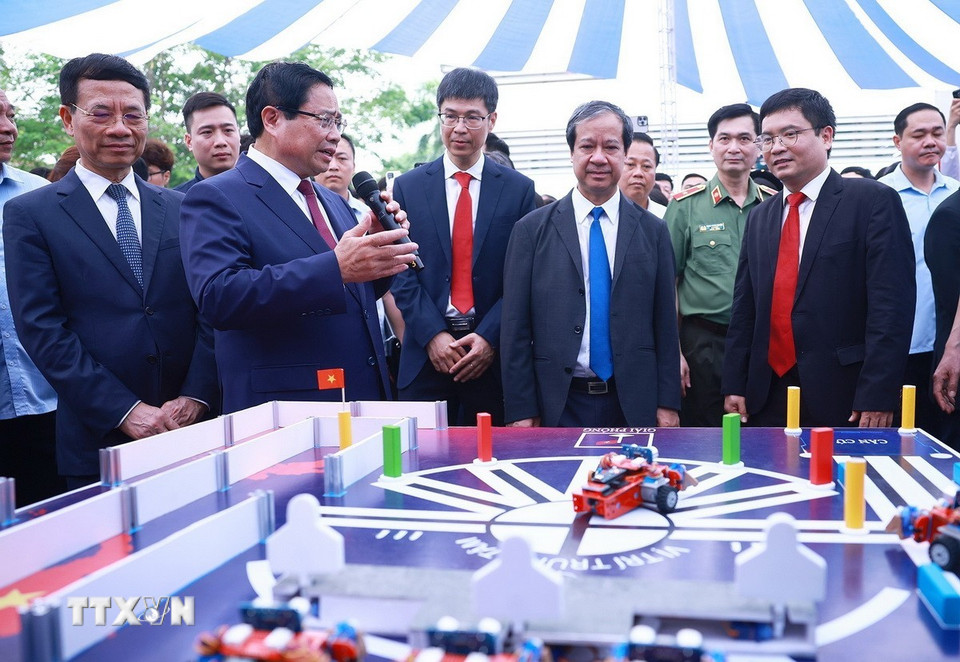 Thủ tướng tham quan trưng bày sản phẩm đổi mới sáng tạo và chuyển đổi số.