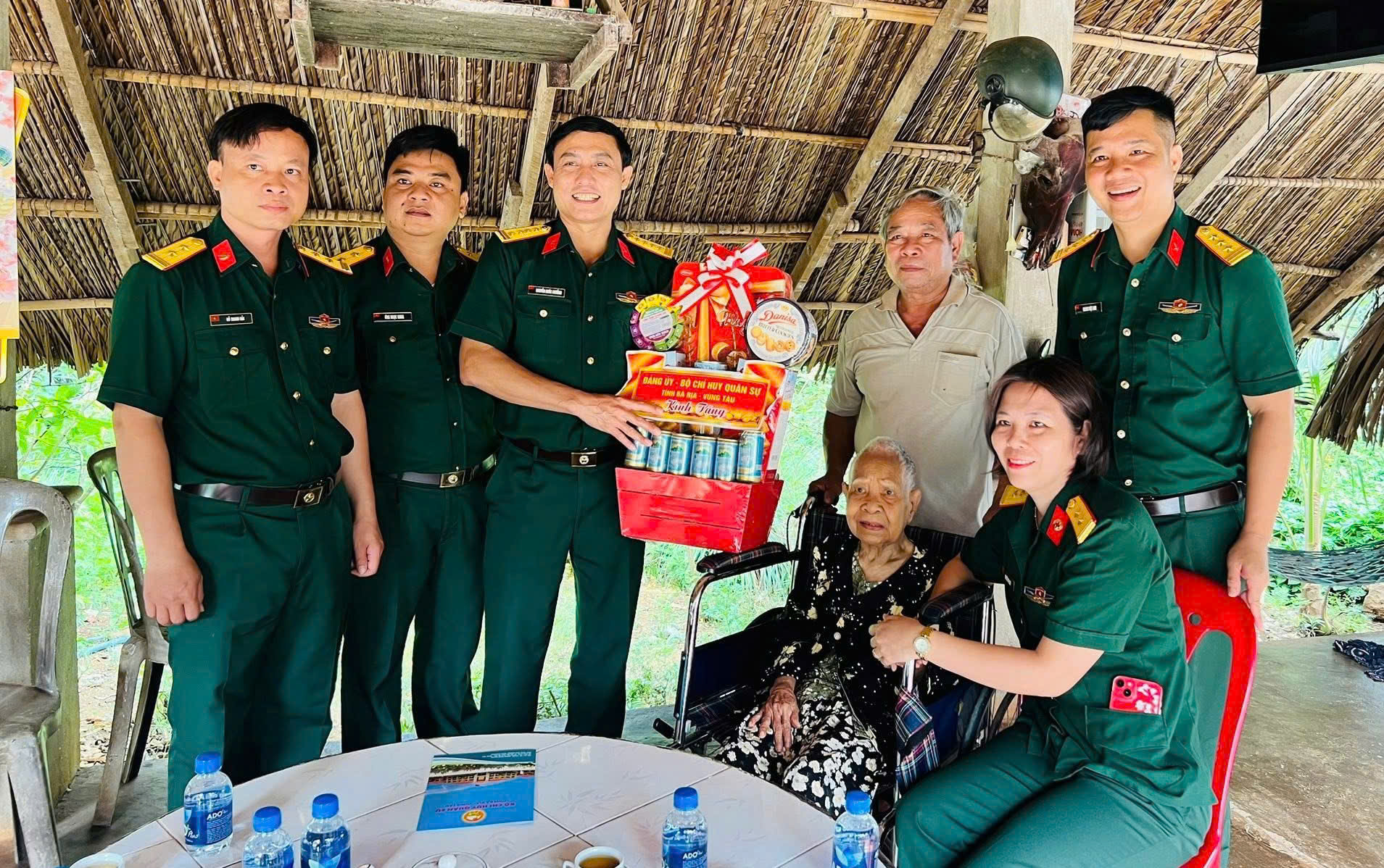 Đoàn thăm, tặng quà Mẹ VNAH Dương Thị Đành (TP.Phú Mỹ).