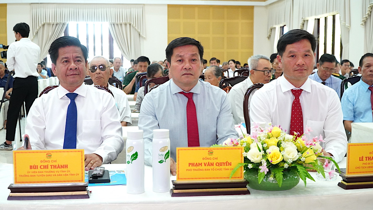 Đại biểu tham dự buổi họp mặt kỷ niệm 50 năm Ngày giải phóng miền Nam, thống nhất đất nước.