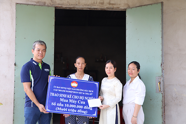 Bà Nguyễn Thị Kim Hương, Chủ tịch UBMTTQ  Việt Nam phường Hắc Dịch và đại diện nhà tài trợ trao vốn tới gia đình chị Trần Thị Lan.
