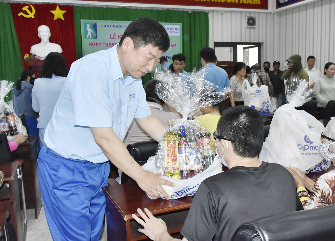 Ông Suh Jong Duk, Tổng Giám đốc Posco- Việt Nam trao quà cho người mù.