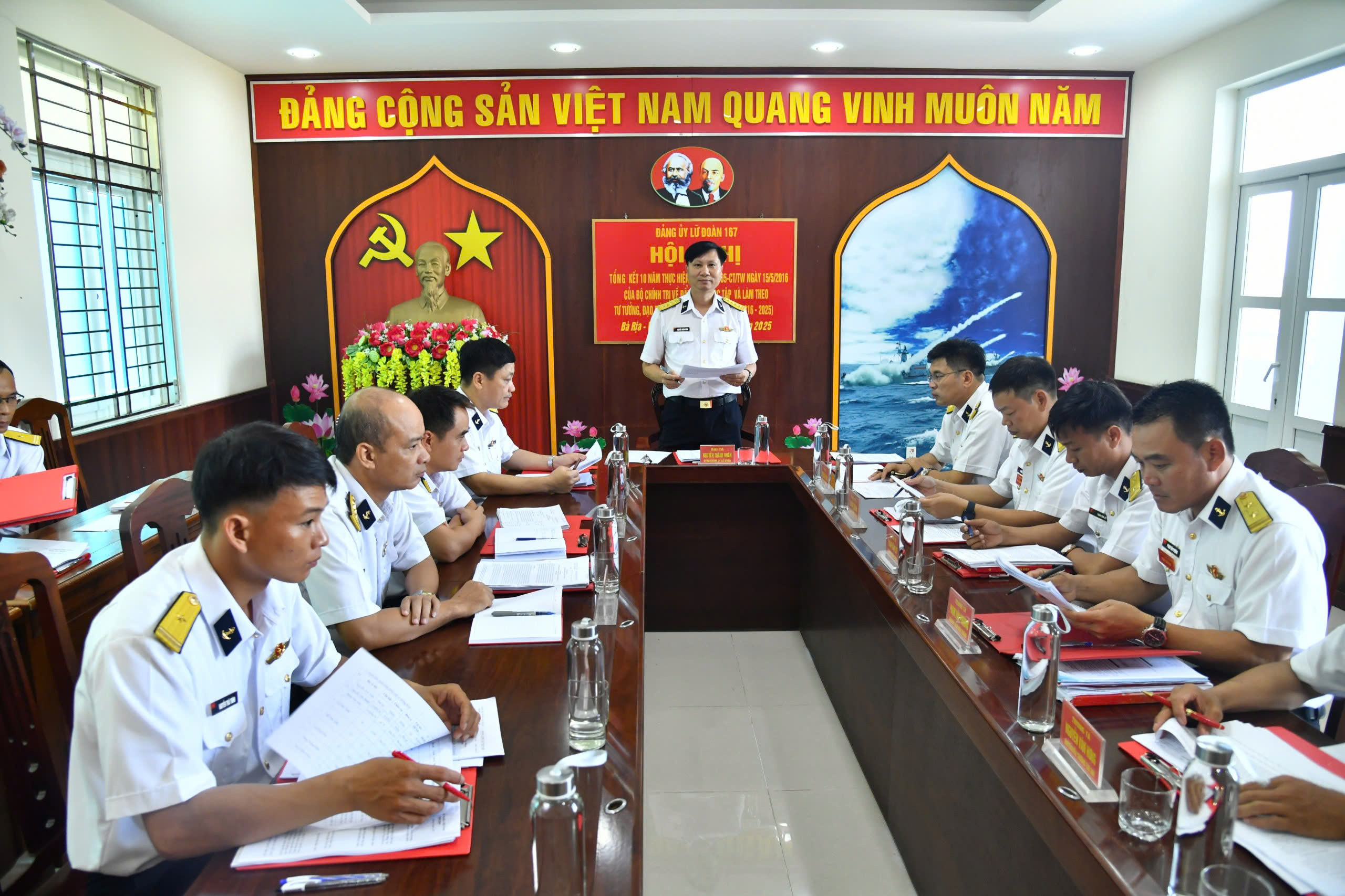 Đại tá Nguyễn Thành Nhân, Bí thư Đảng ủy, Chính ủy Lữ đoàn chủ trì hội nghị.